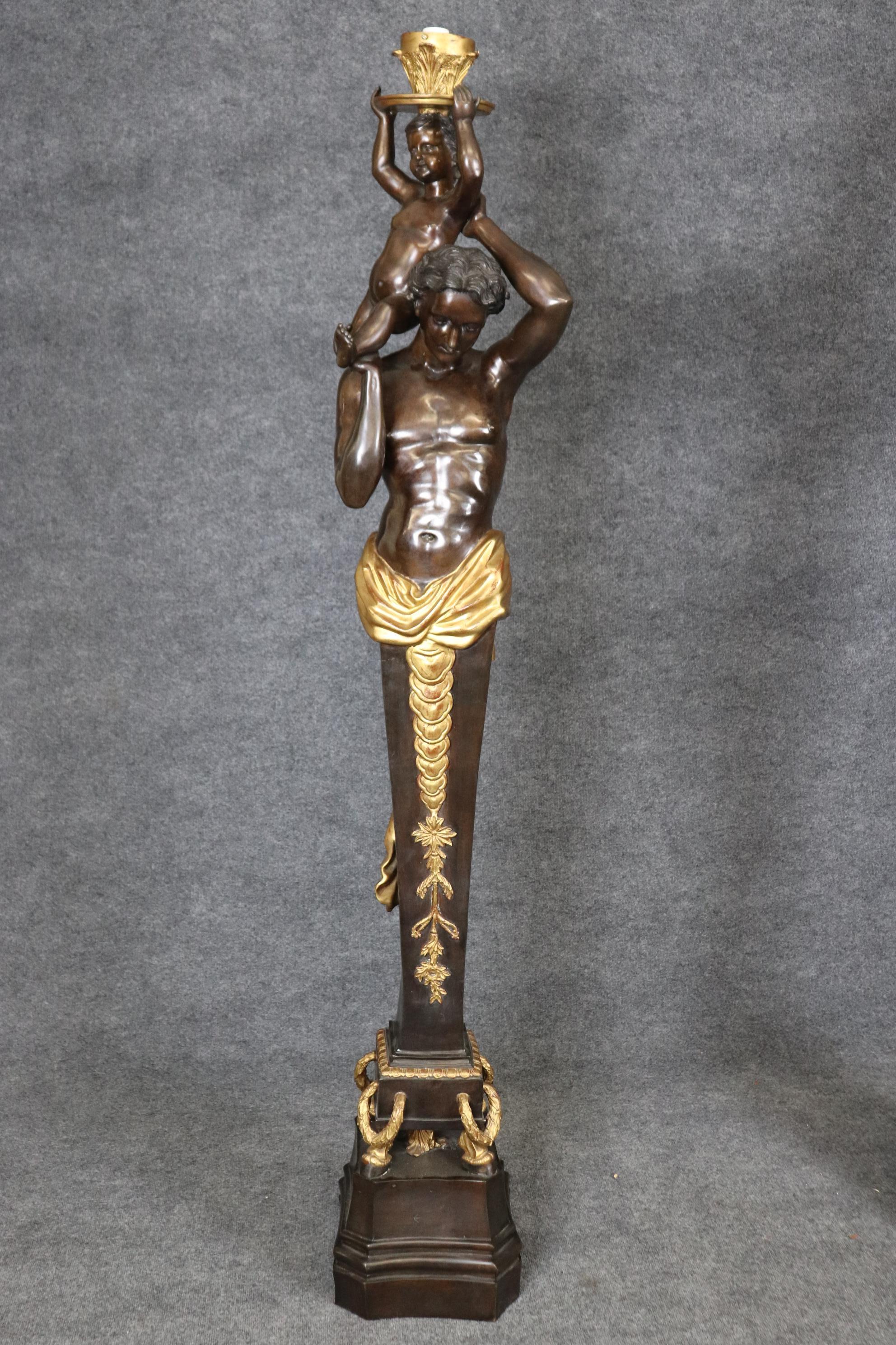 Bronzo Coppia estremamente alta di torciere figurative francesi in bronzo scuro e Dore' finemente fuse in vendita