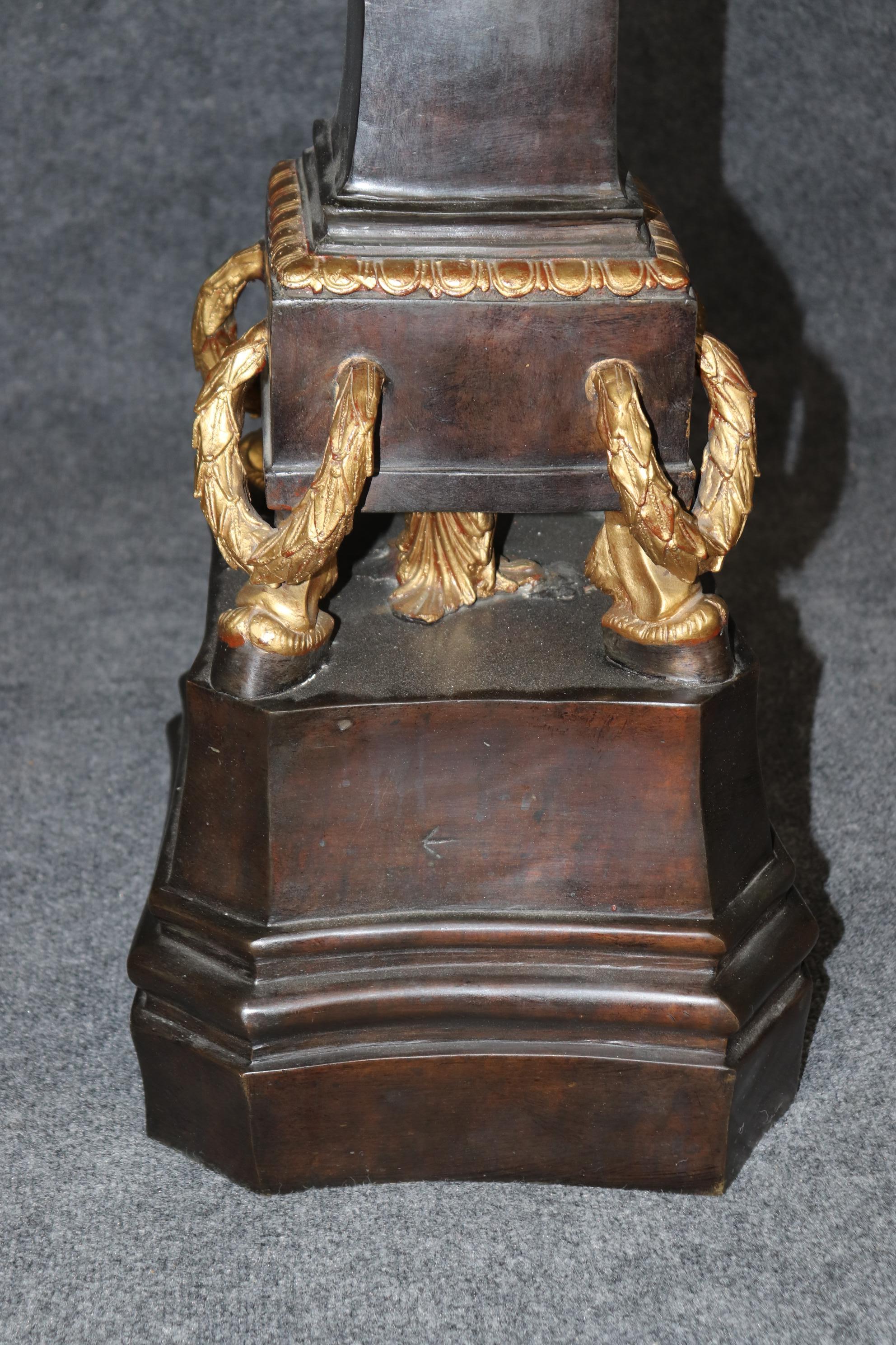 Coppia estremamente alta di torciere figurative francesi in bronzo scuro e Dore' finemente fuse in vendita 1