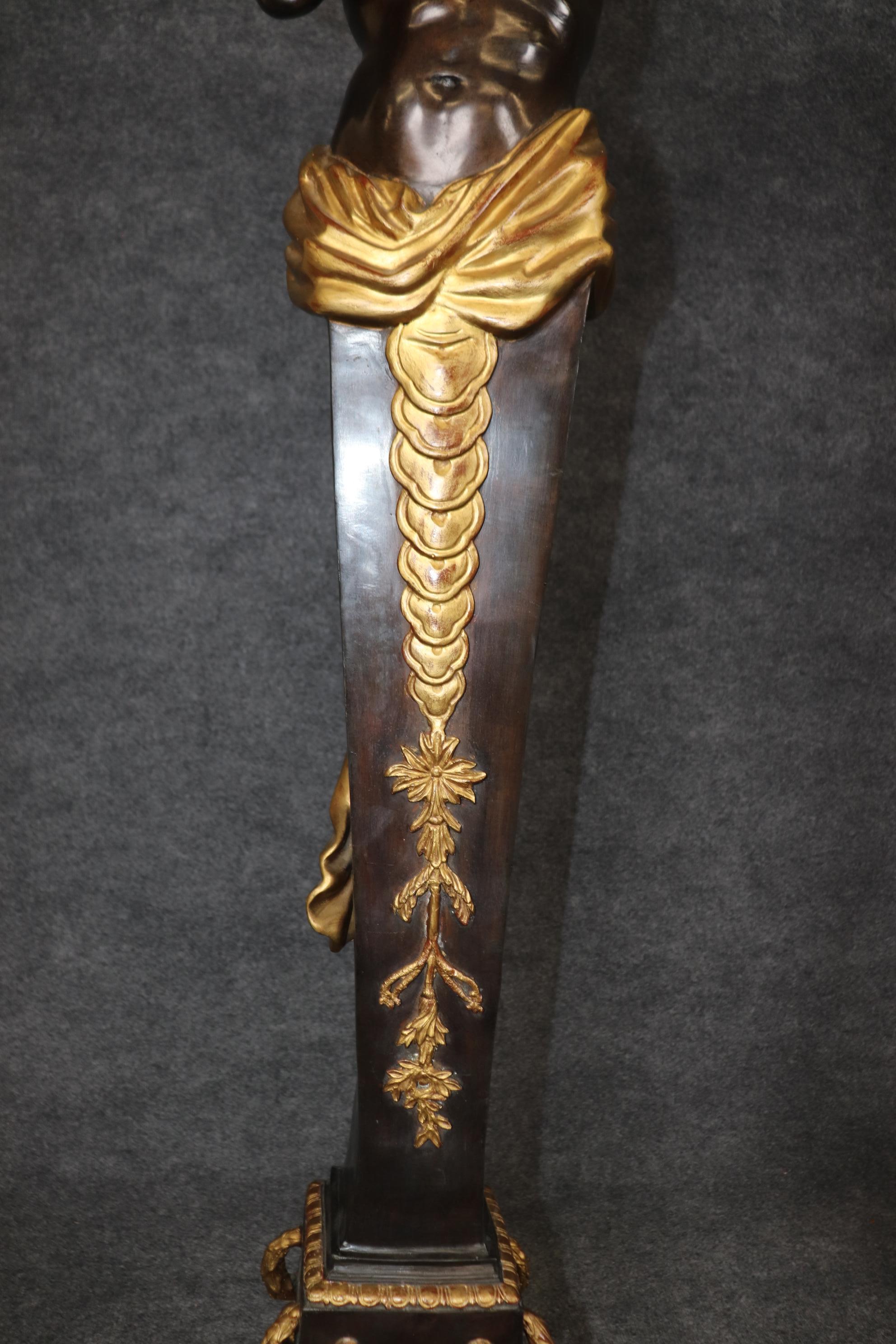Coppia estremamente alta di torciere figurative francesi in bronzo scuro e Dore' finemente fuse in vendita 2