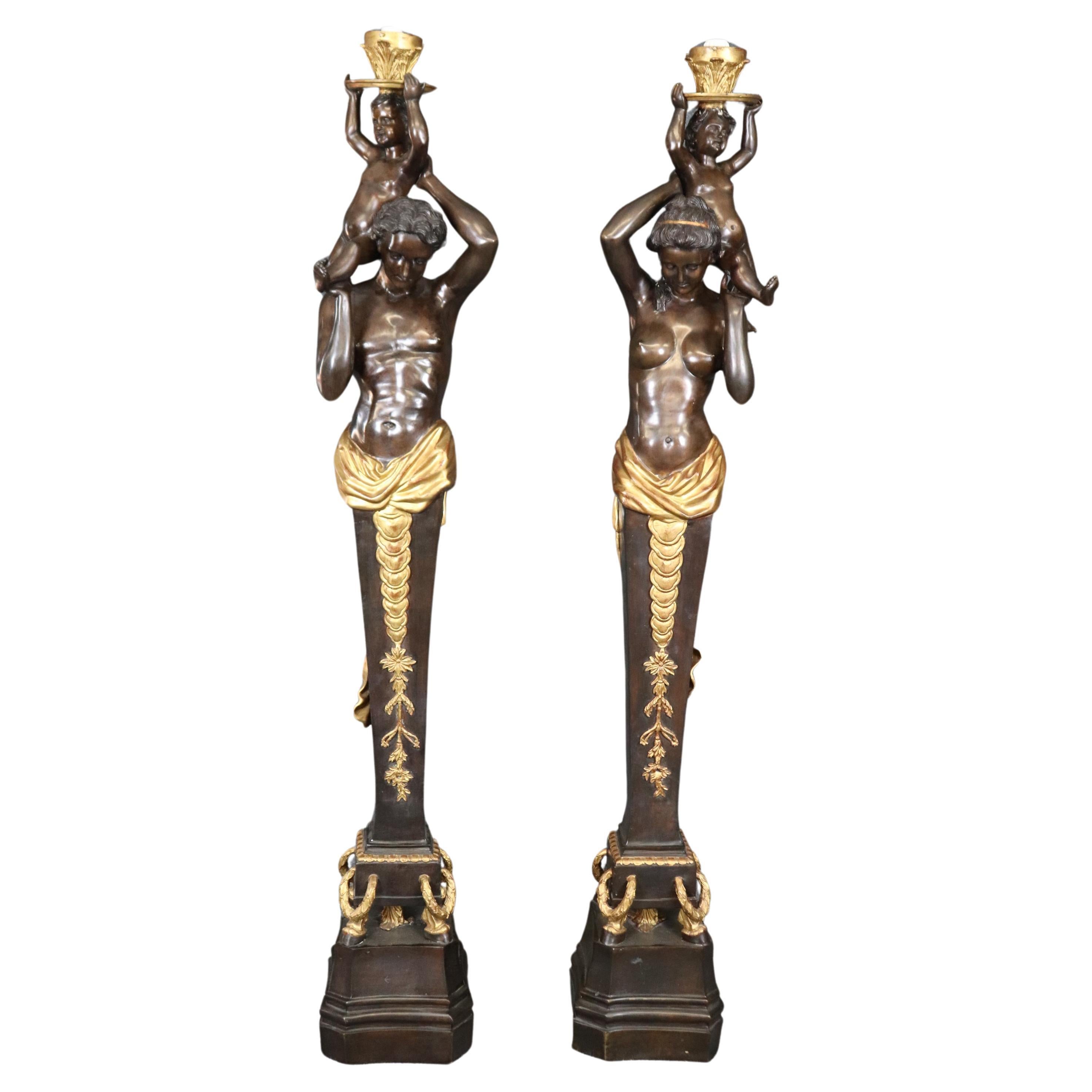 Coppia estremamente alta di torciere figurative francesi in bronzo scuro e Dore' finemente fuse in vendita