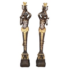 Pareja extremadamente alta de antorchas figuradas francesas de bronce oscuro y doré finamente fundidas