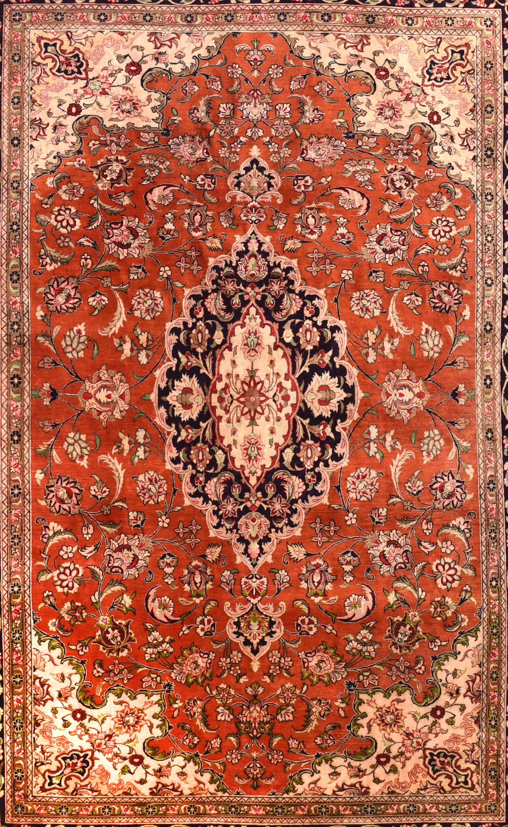 Qom-Teppiche (oder Qum, Ghom, Ghum) werden in der Provinz Qom im Iran, etwa 100 km südlich von Teheran, hergestellt. Obwohl die Teppichweberei in Qom erst in den letzten 100 Jahren zu einem bedeutenden Wirtschaftszweig geworden ist, sind die