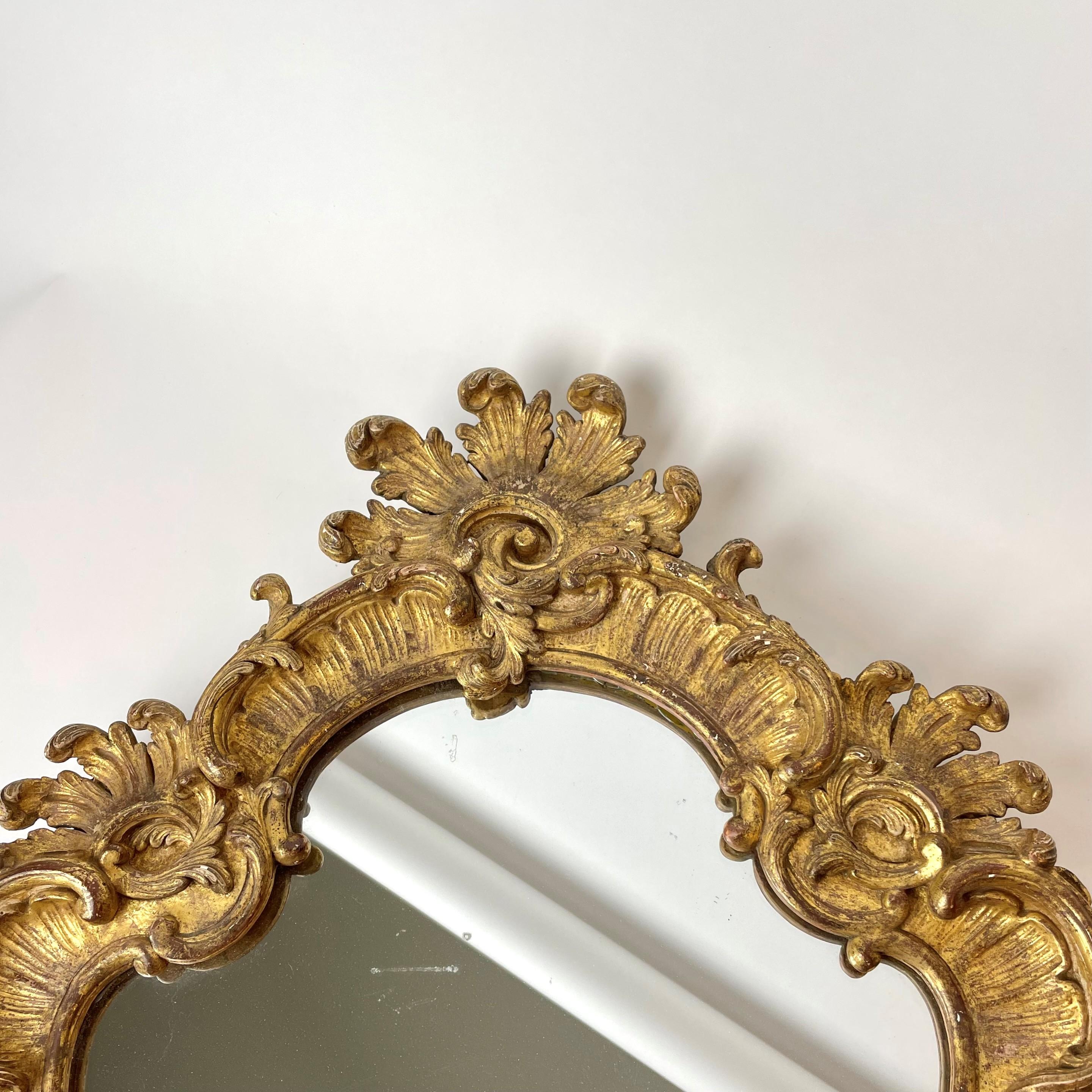 Eleganter französischer Rokoko-Spiegel mit originaler Vergoldung aus der Mitte des 18. Jahrhunderts (Französisch) im Angebot