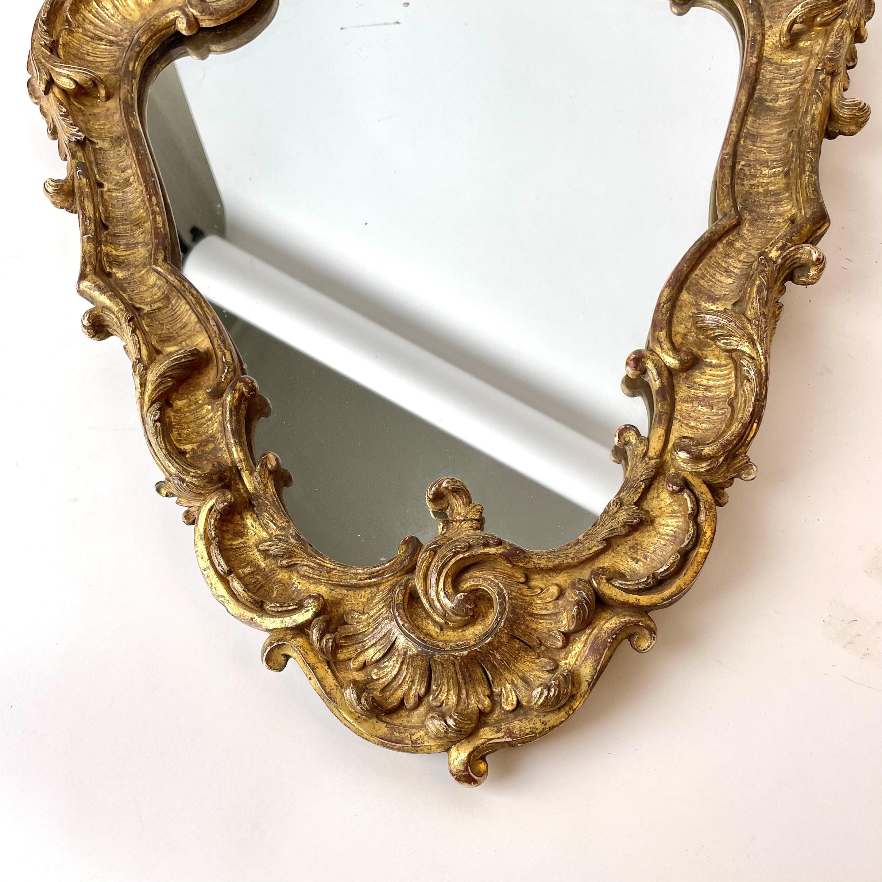 Eleganter französischer Rokoko-Spiegel mit originaler Vergoldung aus der Mitte des 18. Jahrhunderts im Zustand „Gut“ im Angebot in Knivsta, SE