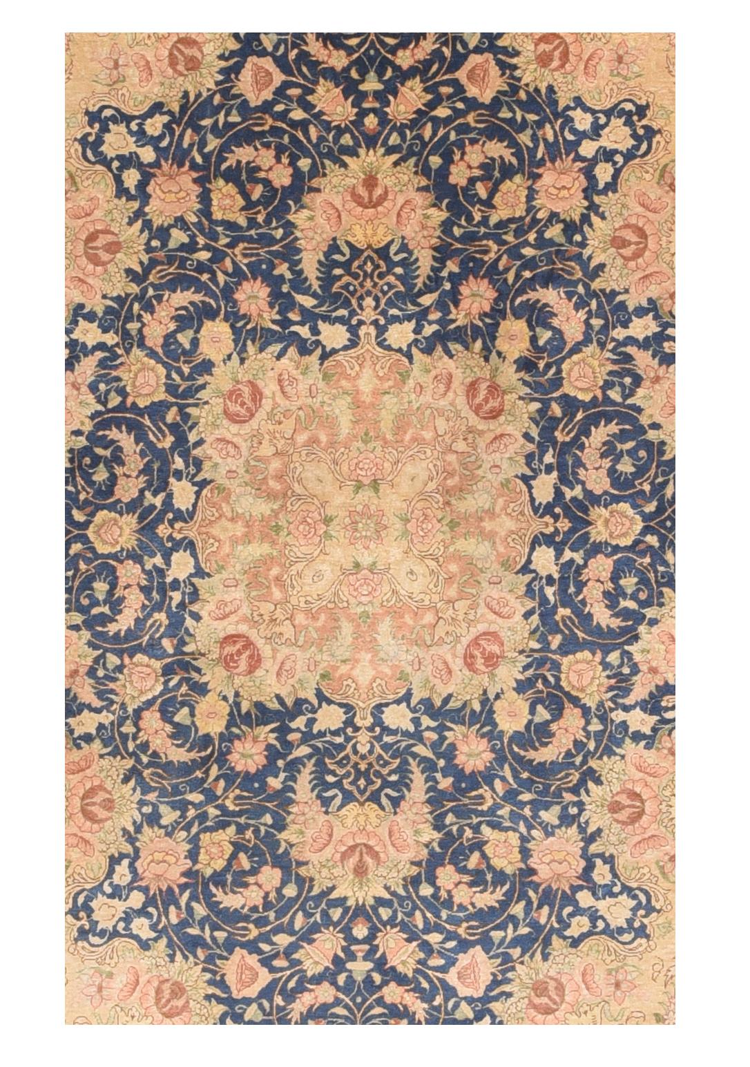 Les tapis de Qom (ou Qum, Ghom, Ghum) sont fabriqués dans la province de Qom en Iran, à environ 100 km au sud de Téhéran. Bien que le tissage de tapis à Qom n'ait été une industrie majeure qu'au cours des 100 dernières années, les luxueux tapis de