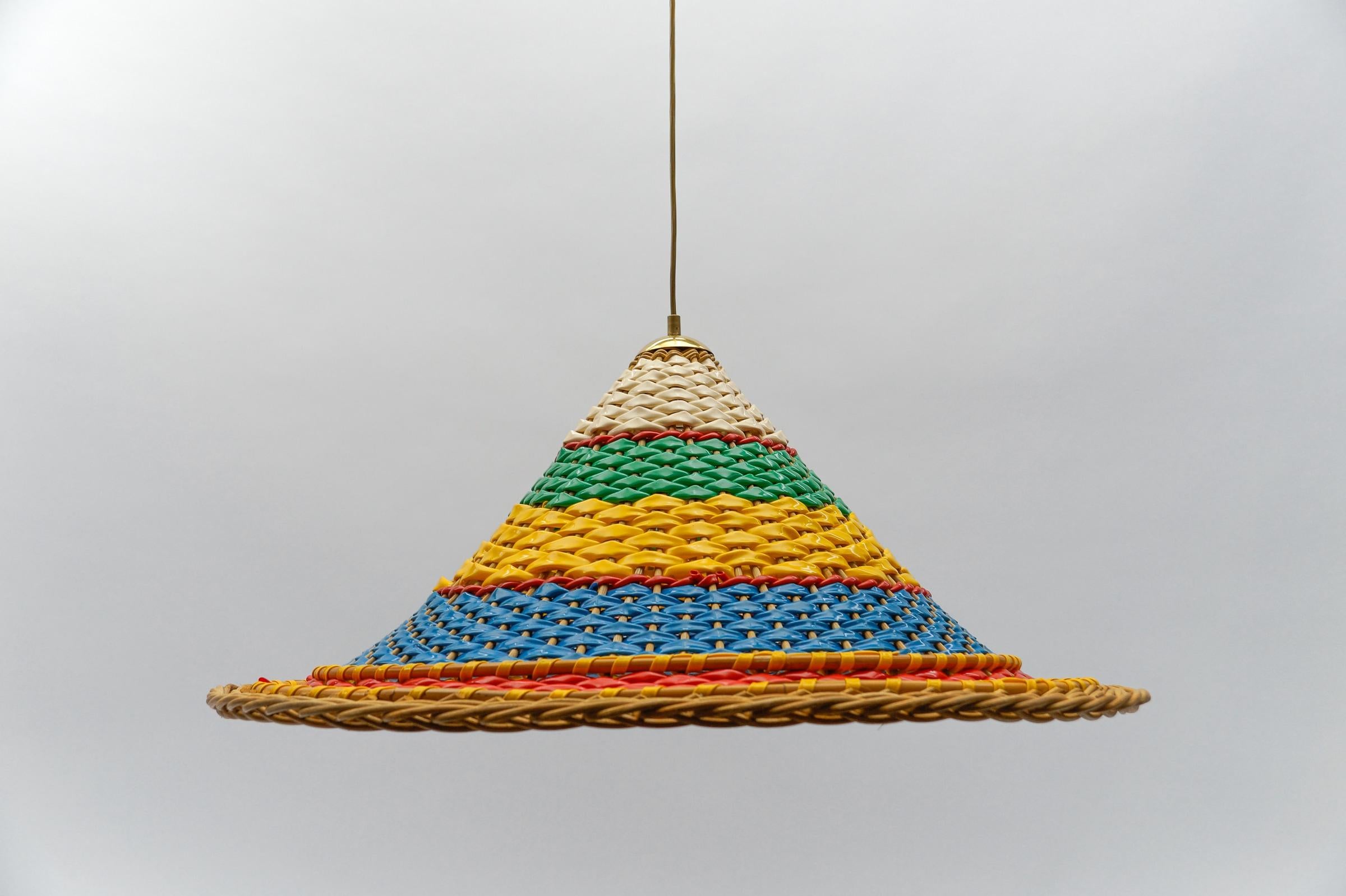 Eseguito in ottone Rattan e PVC. La lampada necessita di 1x lampadina a vite E27 / E26 Edison, è cablata, funzionante e funziona sia a 110 che a 230 volt.

Le lampadine non sono incluse.

È possibile installare questo apparecchio in tutti i paesi