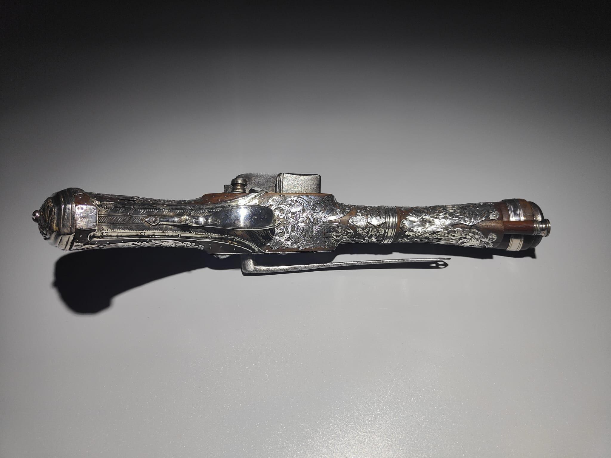 Extremly Rare South American Silver-Mounted Miquelet-Lock Blunderbuss Belt Pistol
Late 18th century, Mexican
 With a roped silver band around the turned and belled muzzle, the forward sections polygonal and inlaid with silver fronds, octagonal