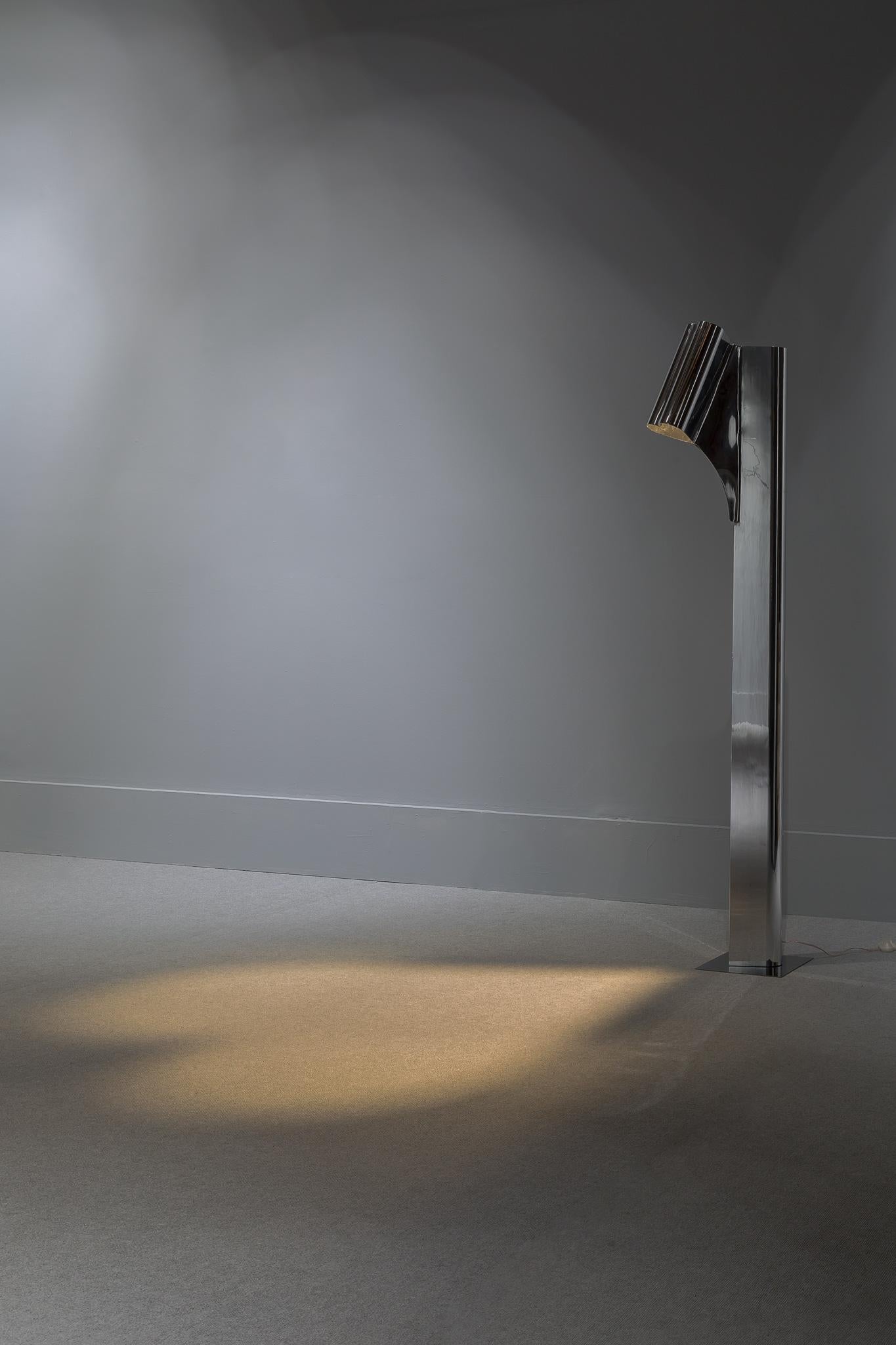 Lampadaire en aluminium extrudé et poli 