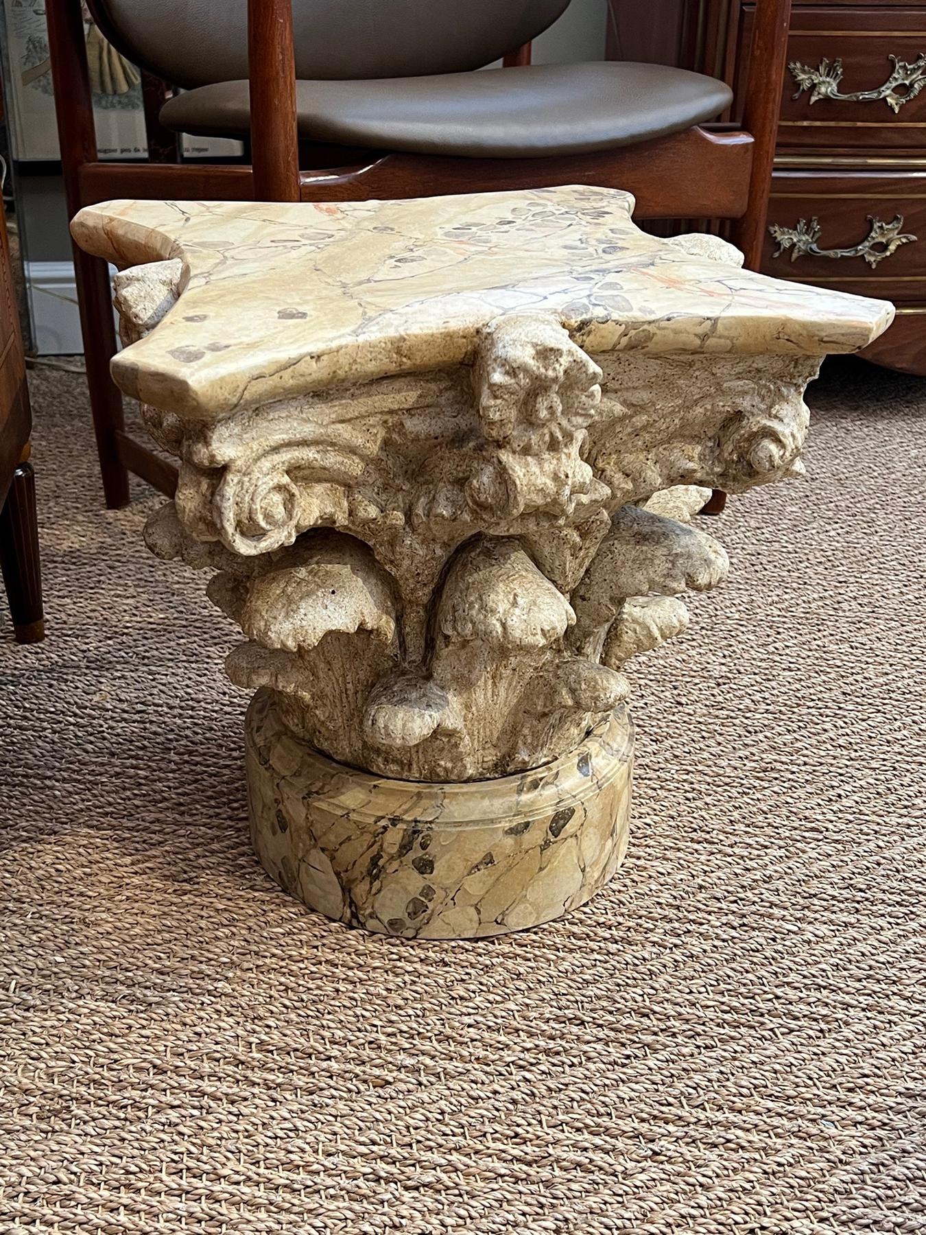 Néoclassique Capitale corinthienne américaine exubérante en plâtre peint, base et plateau en faux marbre en vente