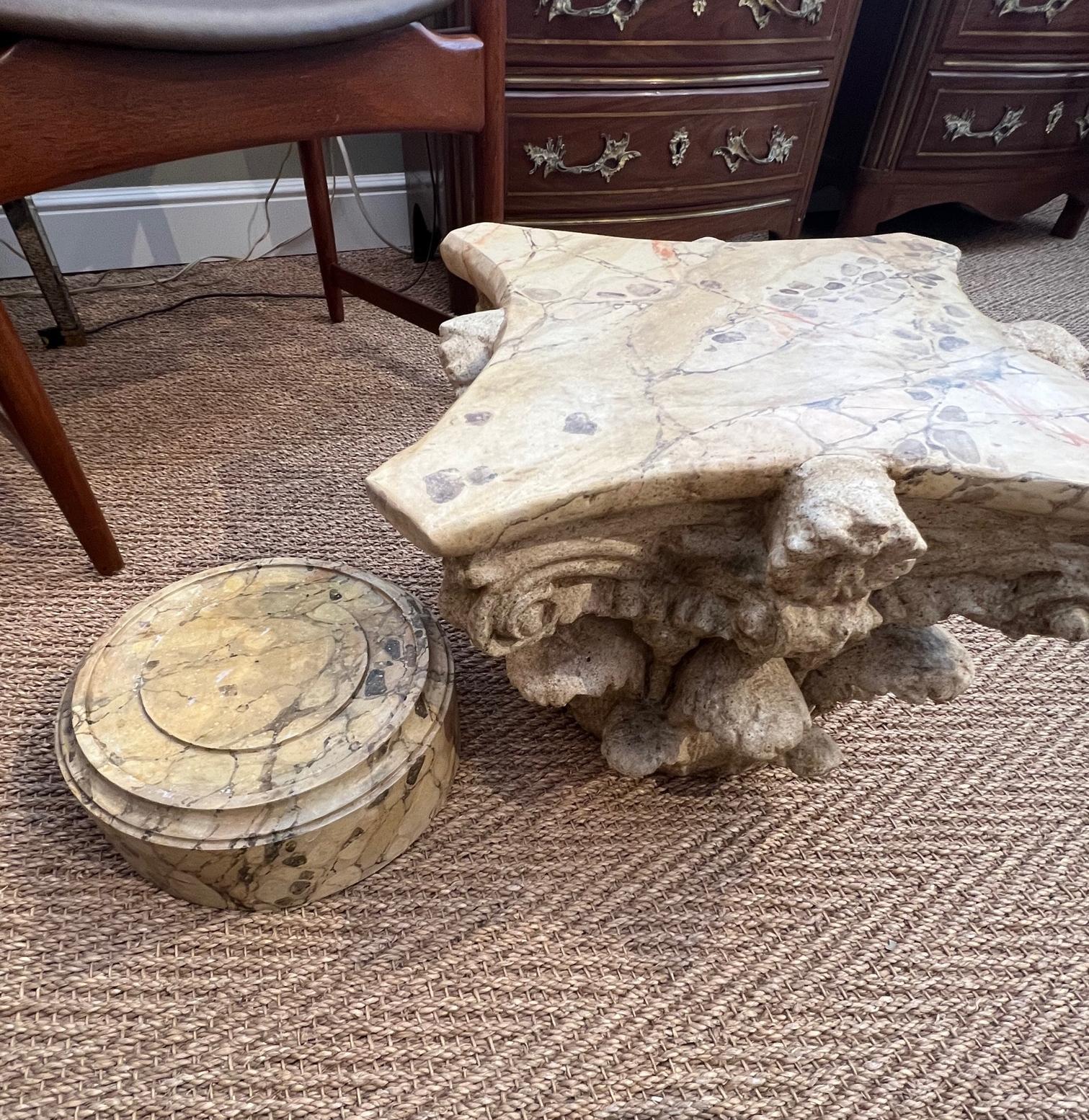 Peint à la main Capitale corinthienne américaine exubérante en plâtre peint, base et plateau en faux marbre en vente