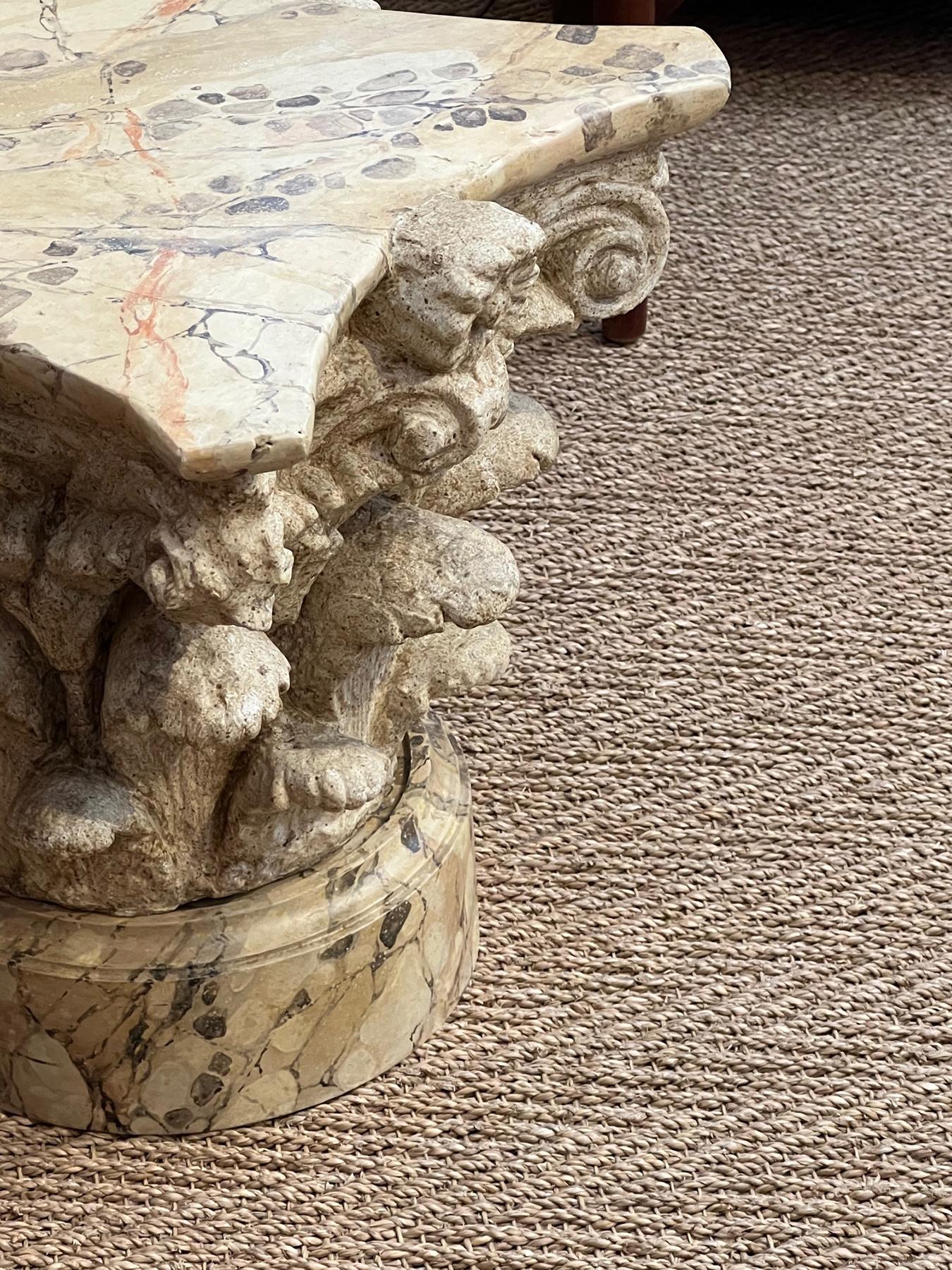 Capitale corinthienne américaine exubérante en plâtre peint, base et plateau en faux marbre en vente 2