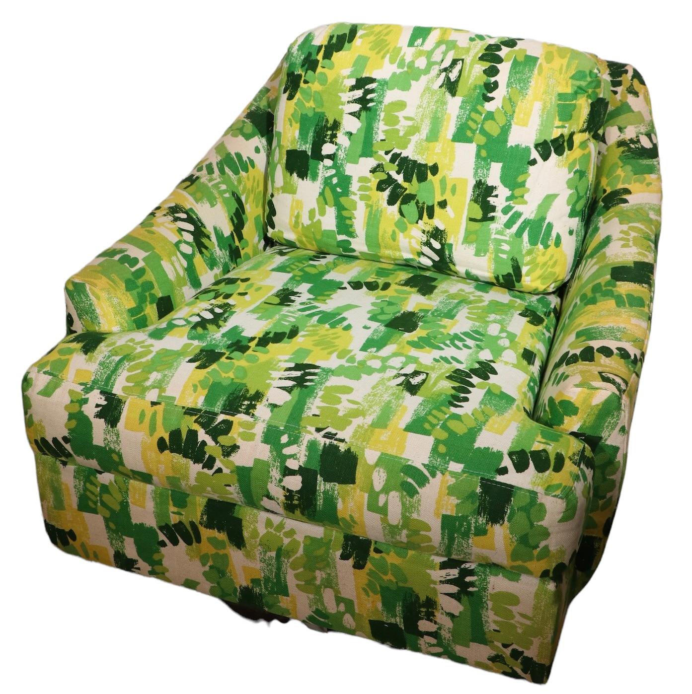 Exceptionnelle chaise de salon pivotante des années 1970 par Selig de Monroe. La chaise est dans sa tapisserie d'origine, brillante et colorée, qui est en très bon état de propreté. Le siège repose sur un socle circulaire et peut pivoter à 360