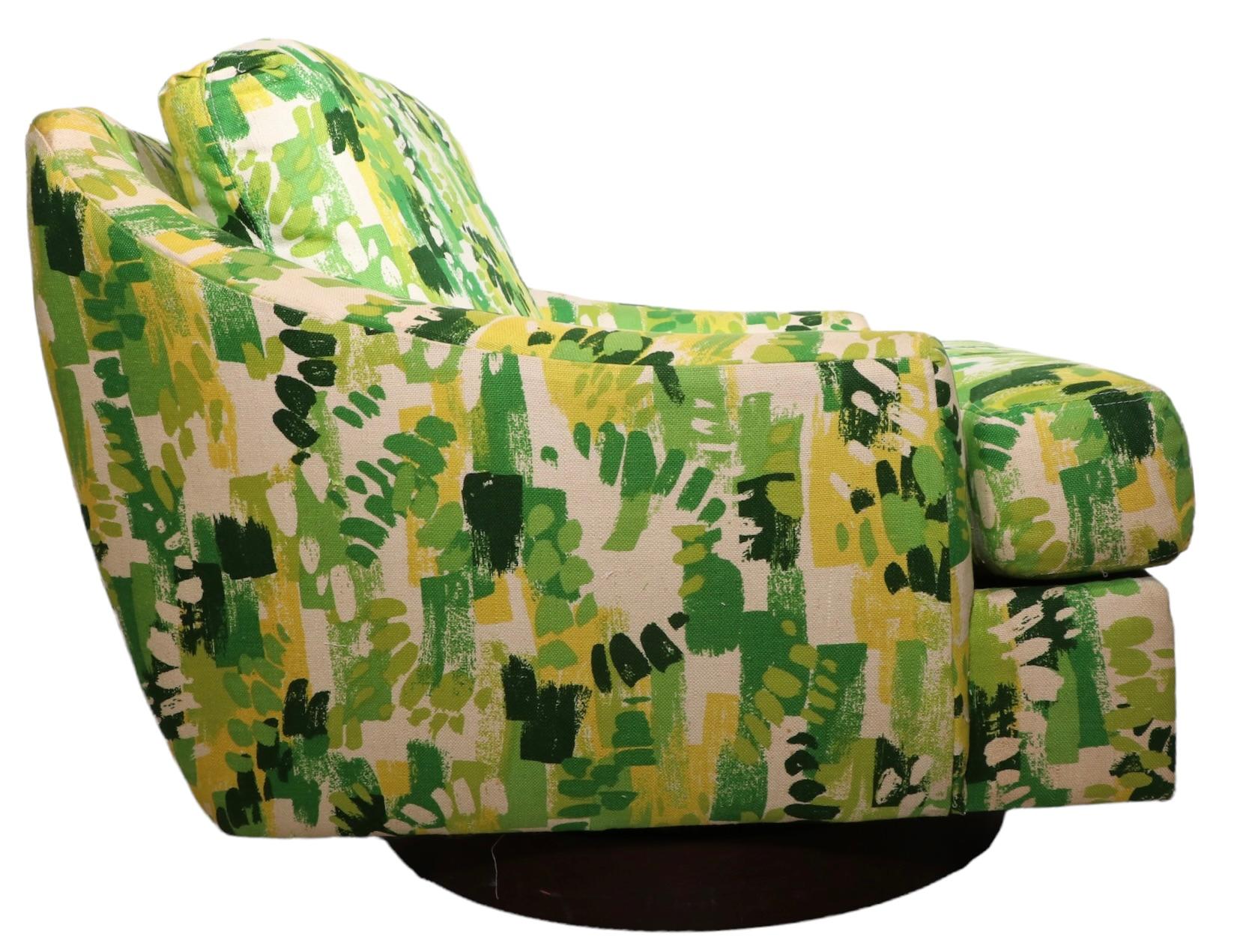 Exuberant Green Print Fabric Swivel Lounge Chair by Selling of Monroe Ca 1970's In Good Condition For Sale In New York, NY