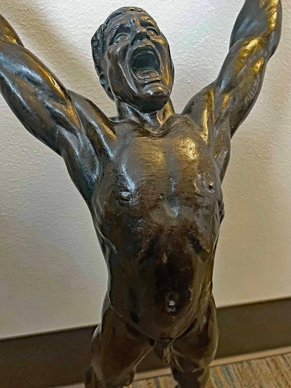 Moulage « Exultation », grand et rare bronze avec nu masculin célébrant la libération de Belgique en vente