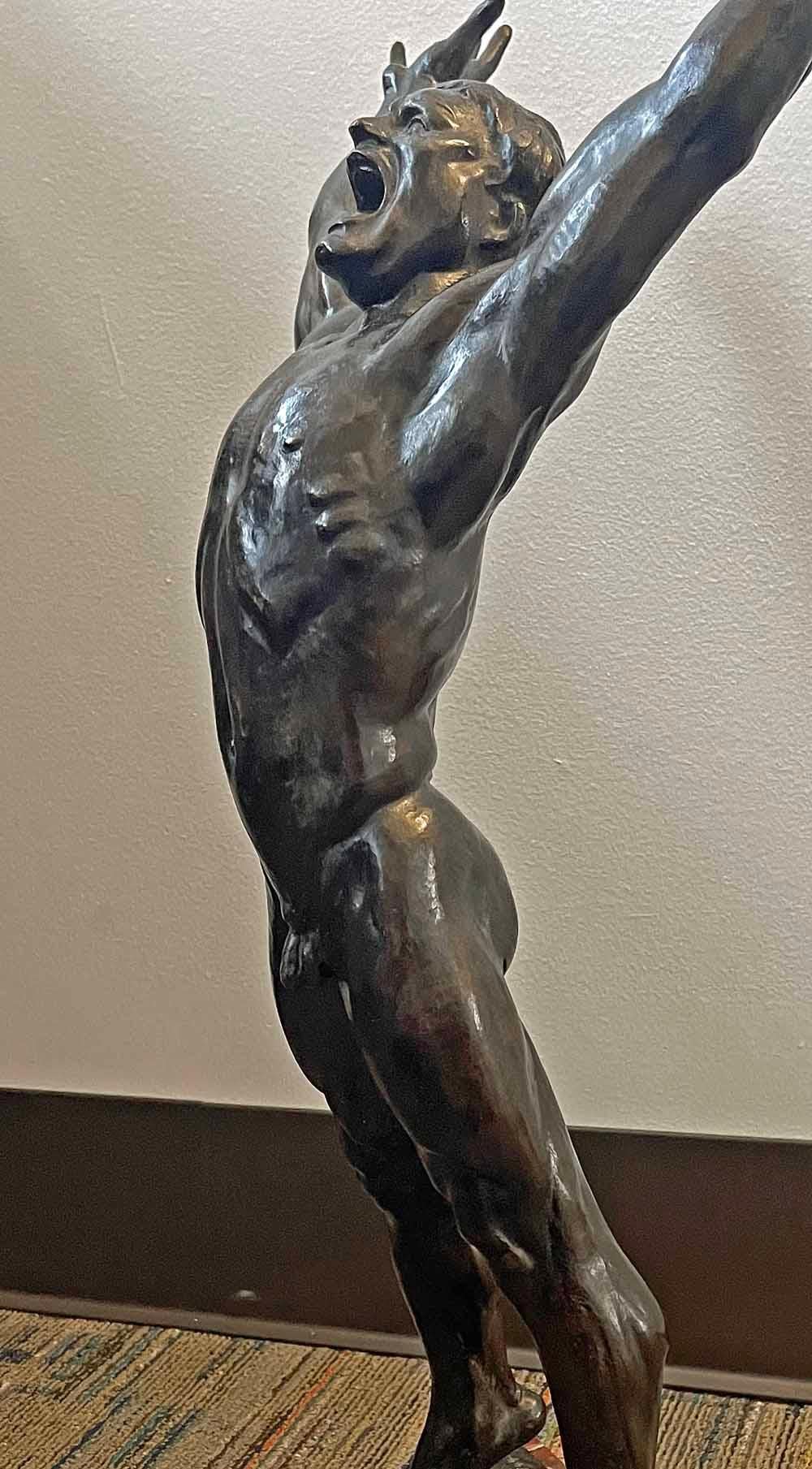 Milieu du XXe siècle « Exultation », grand et rare bronze avec nu masculin célébrant la libération de Belgique en vente
