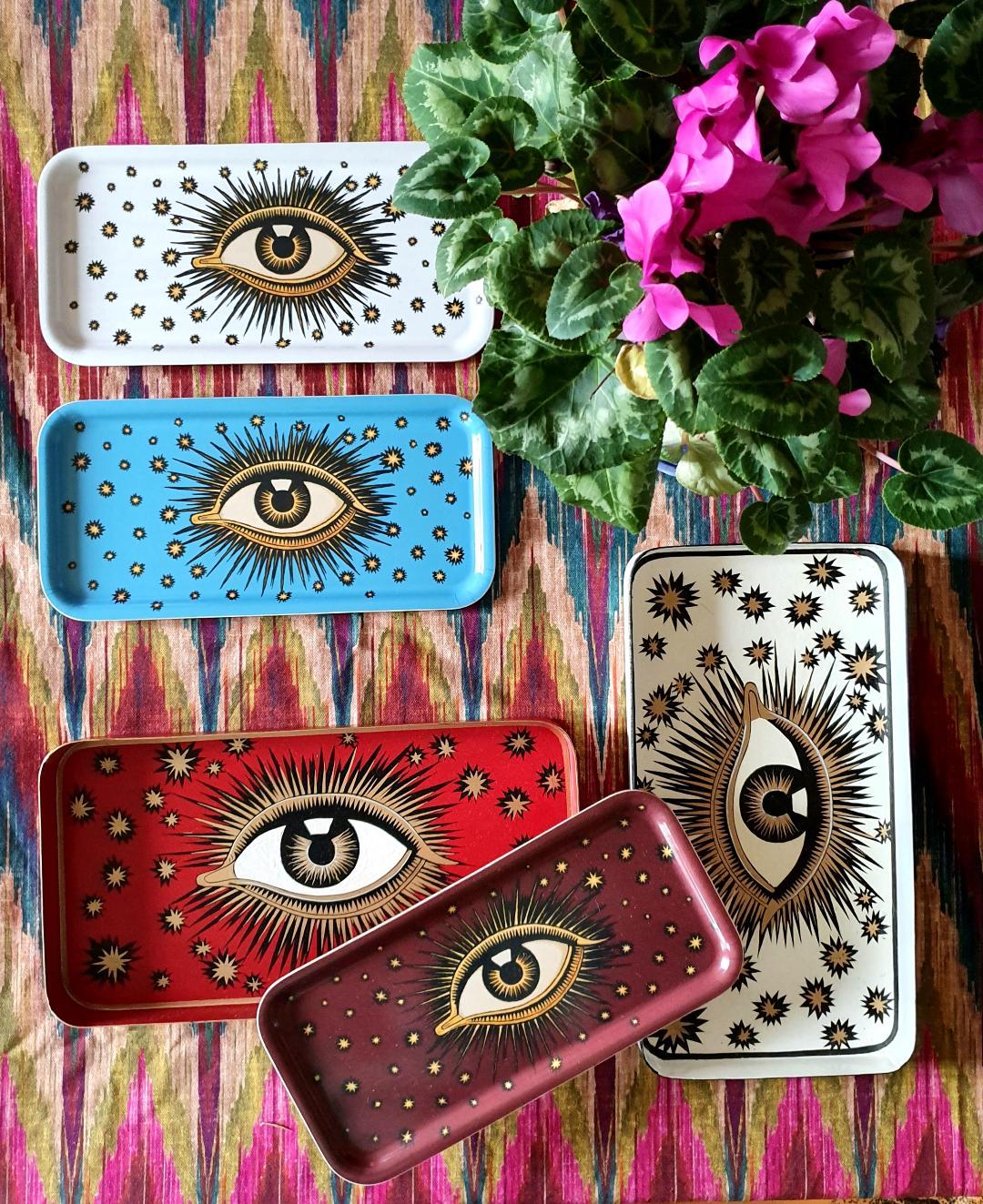 Das Auge ist ein multikulturelles Symbol für Schutz und Geborgenheit
hergestellt aus Birkenholz

Maße: 32 x 15cm.