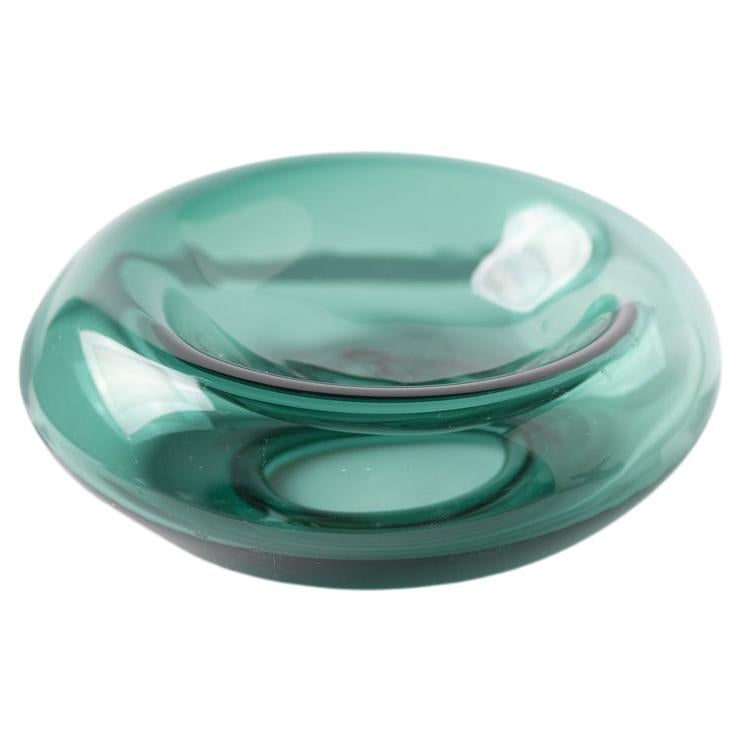 Eye Candy Saucer, un bol miniature méticuleusement fabriqué grâce à la fusion des techniques du verre soufflé à la bouche et du verre soufflé à la main. Cette soucoupe exquise est une célébration du savoir-faire artisanal et de l'élégance