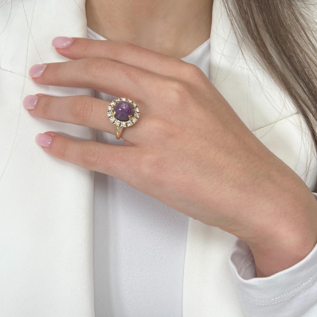 Eye-Catching 12.52ct Rare Star Sapphire and Diamonds Cocktail Ring in 18k Yellow Gold - GIA Certified

A mesmerizing fusion of rarity and elegance, this exquisite cocktail ring features an 11.58-carat round double cabochon star sapphire, glowing