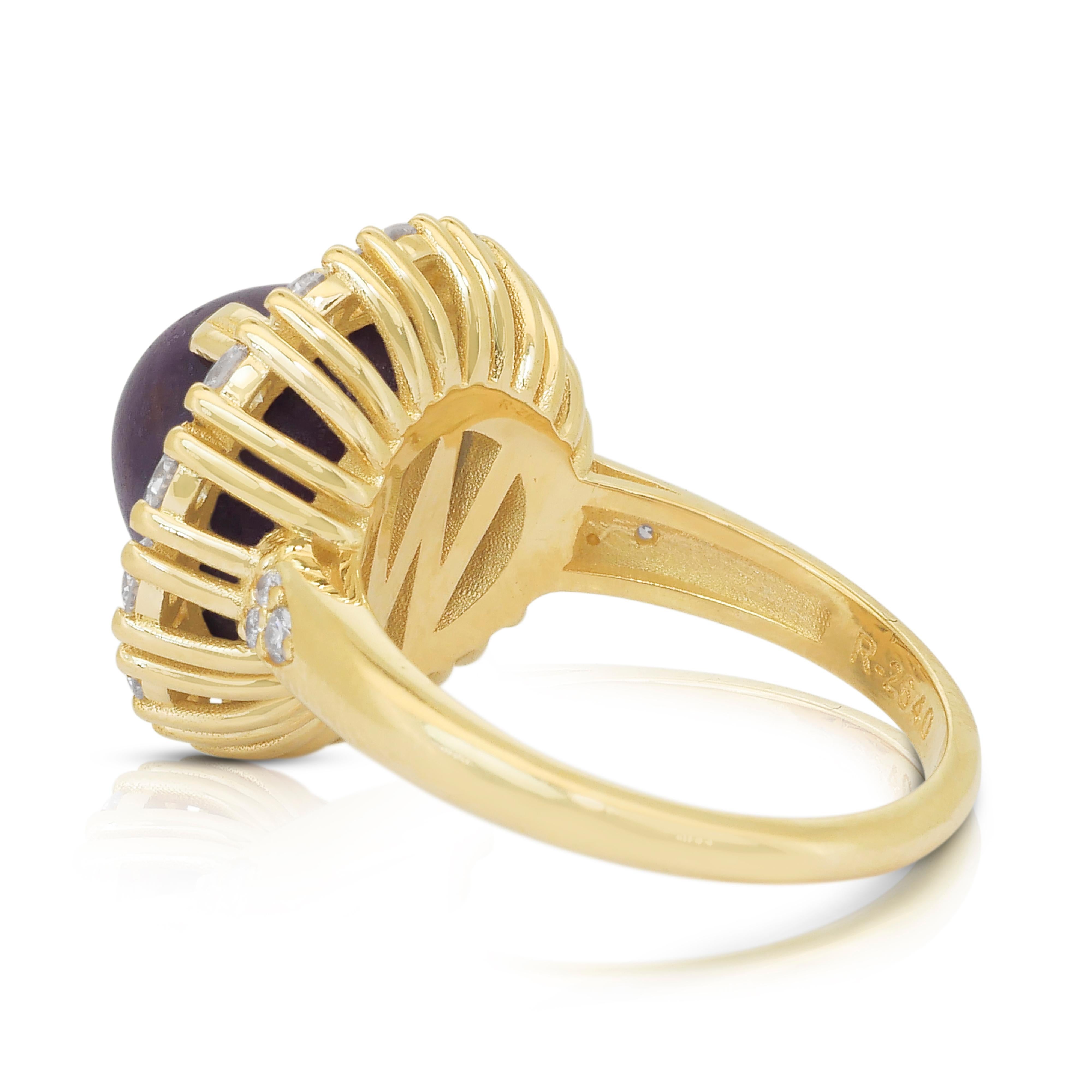 Women's Eye-Catching 12.52ct Rare Star Sapphire and Diamonds Cocktail Ring For Sale
