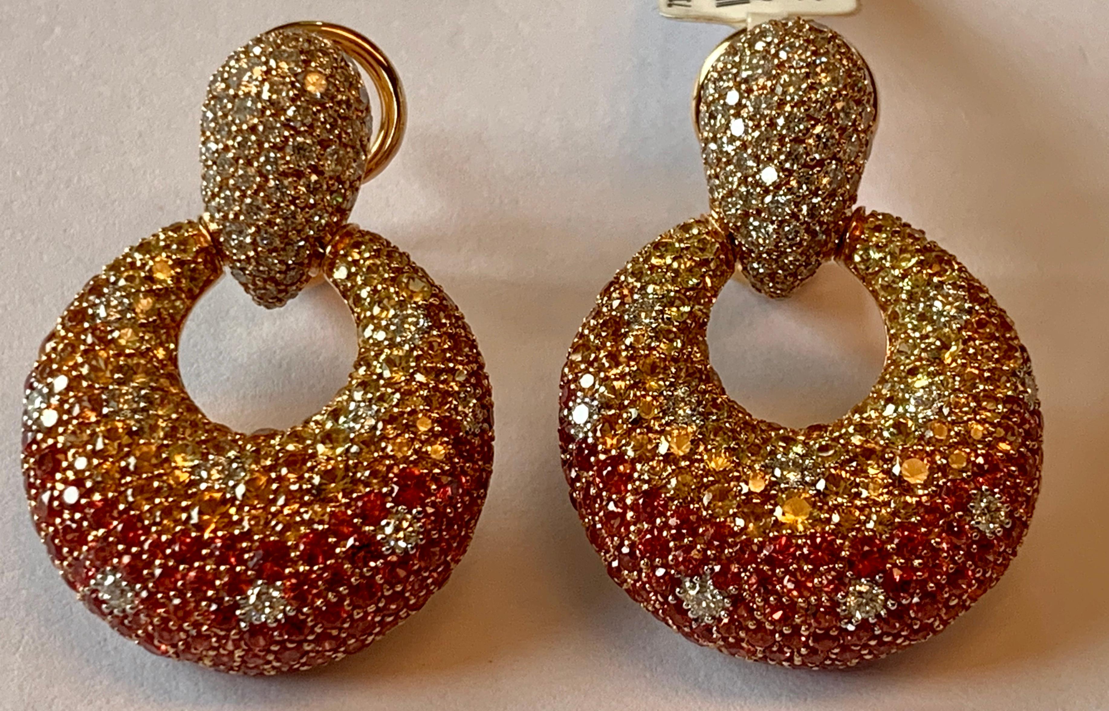 Magnifiques boucles d'oreilles en or rose 18 K avec 415 saphirs jaunes et oranges sertis pour un poids de 7.82 ct et 142 diamants taille brillant sertis pour un poids de 1.78 ct, couleur G, pureté vs. 
Magnifique combinaison de couleurs !
Toutes les