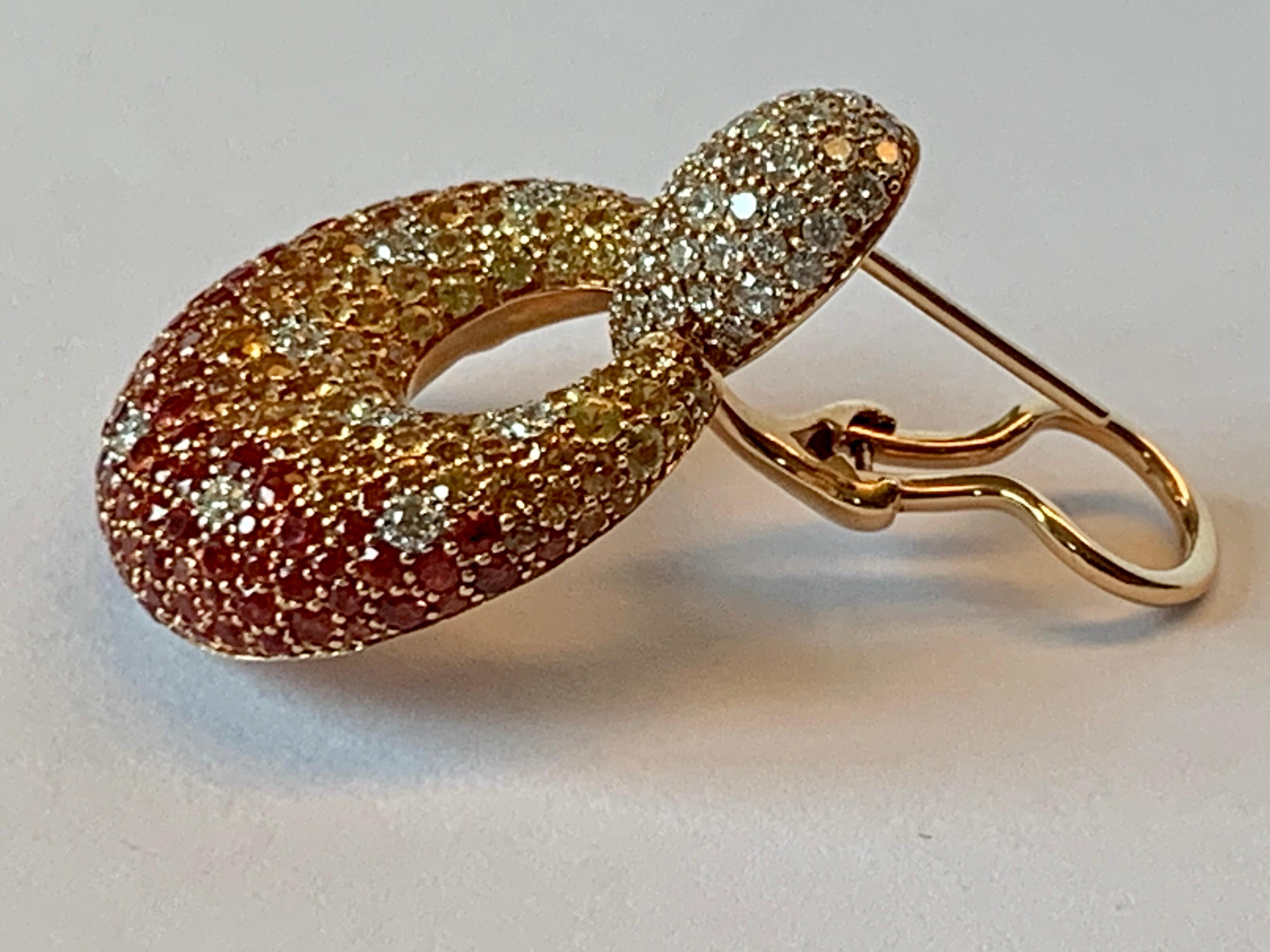 Boucles d'oreilles accrocheuses en or rose 18 carats, saphirs orange et jaune et diamants en vente 3