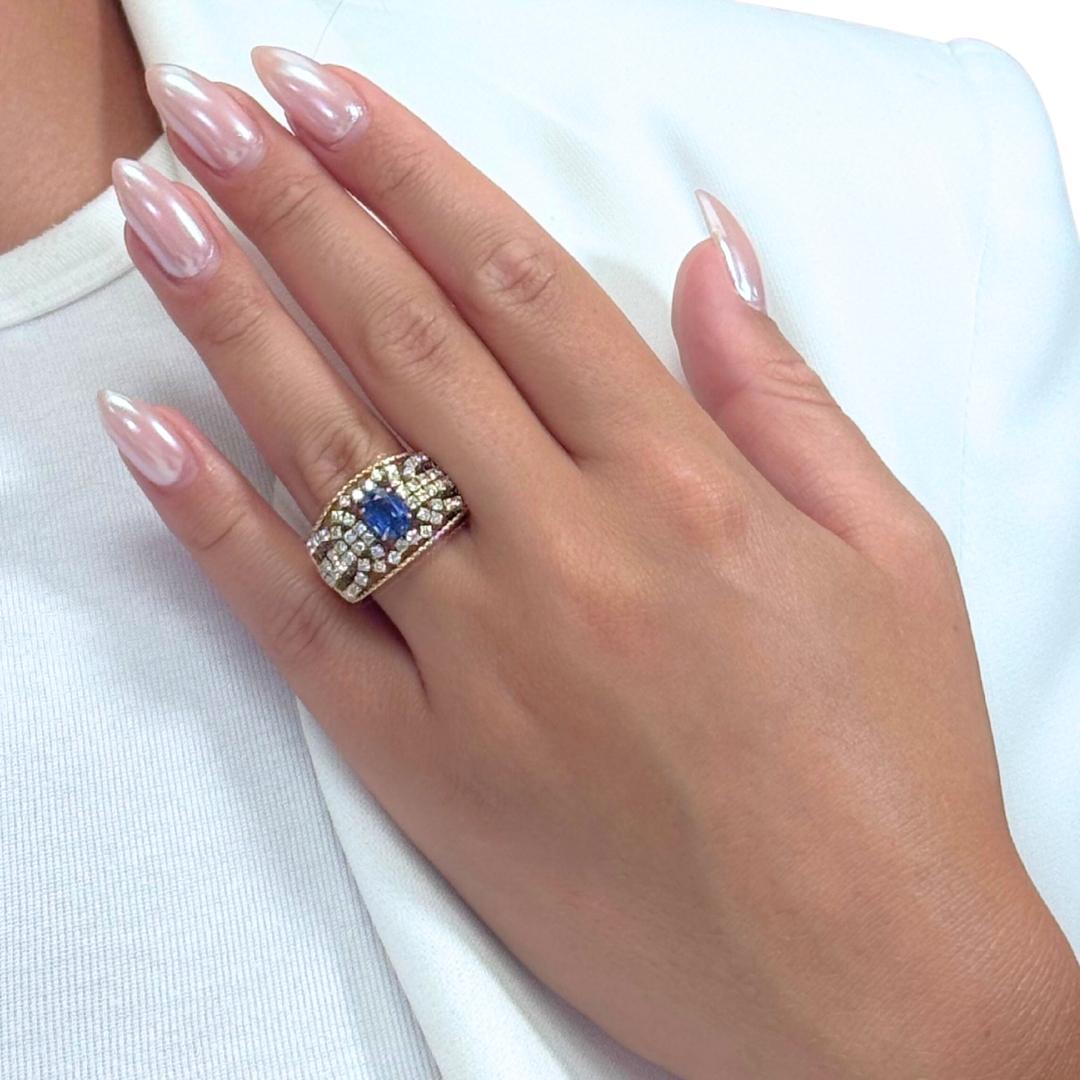 Bague cocktail saphir et diamants en or jaune 18 carats - certifié IGI

D'un charme royal, cette bague exquise est ornée d'un saphir bleu de taille ovale de 1,30ct, riche en profondeur et en vibration. Sertie en or jaune 18 carats, la pierre