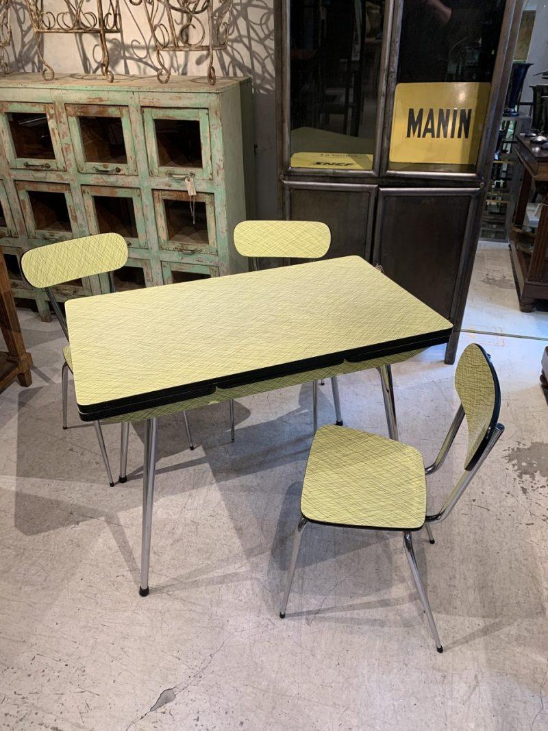 Eye-catching and charming vintage kitchen/dining table set. Gorgeous retro look from the mid 1950s-1960s. By and marked GREN and is produced in Grenoble, and probably designed by the French designer Roger Breton.

The set consists of one table