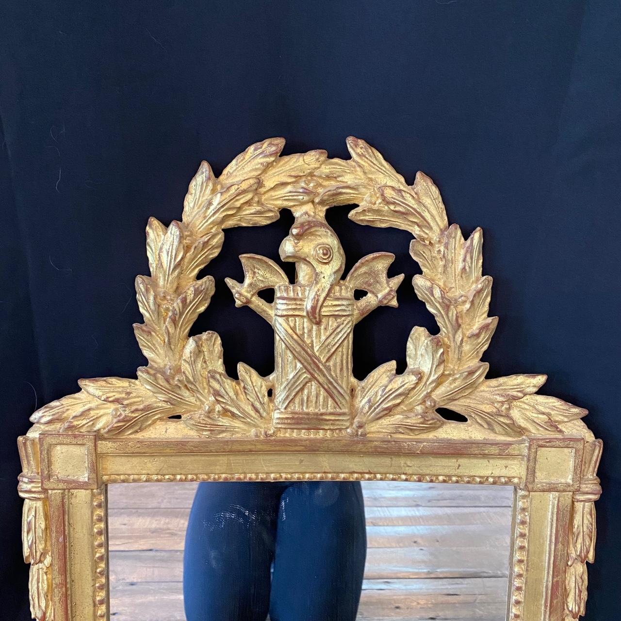 Louis XVI Miroir couronne d'acanthe français ancien attrayant avec dorure à l'or d'origine en vente