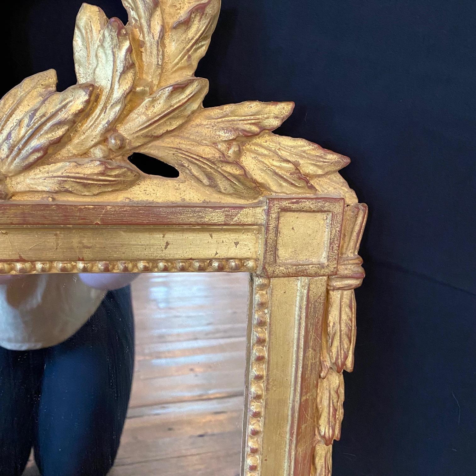 Miroir couronne d'acanthe français ancien attrayant avec dorure à l'or d'origine Bon état - En vente à Hopewell, NJ
