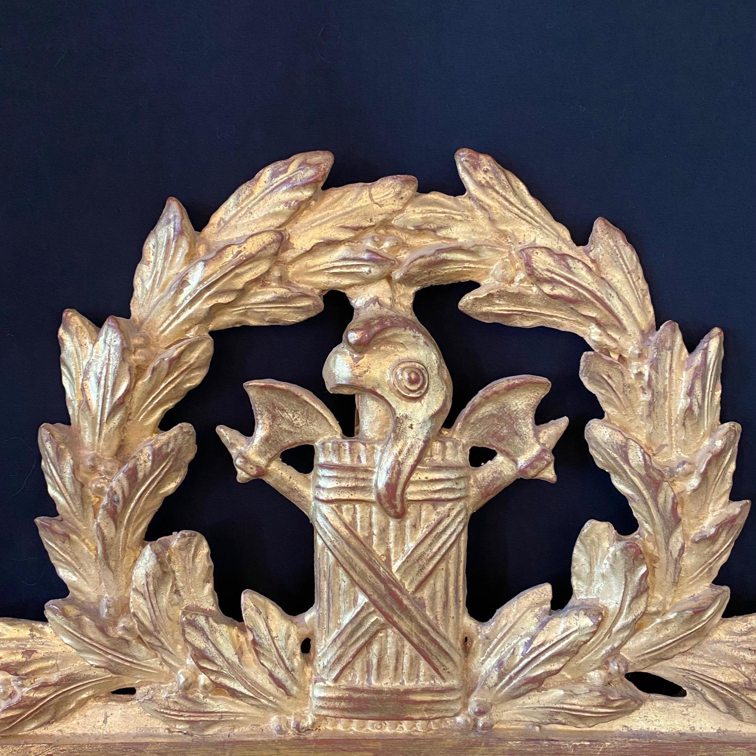 Miroir couronne d'acanthe français ancien attrayant avec dorure à l'or d'origine en vente 1