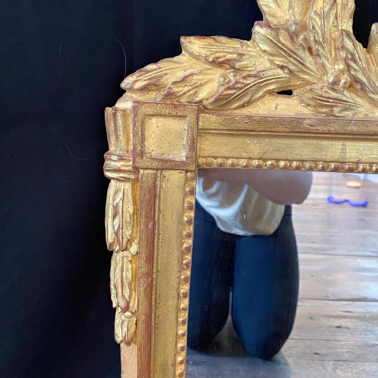 Miroir couronne d'acanthe français ancien attrayant avec dorure à l'or d'origine en vente 2