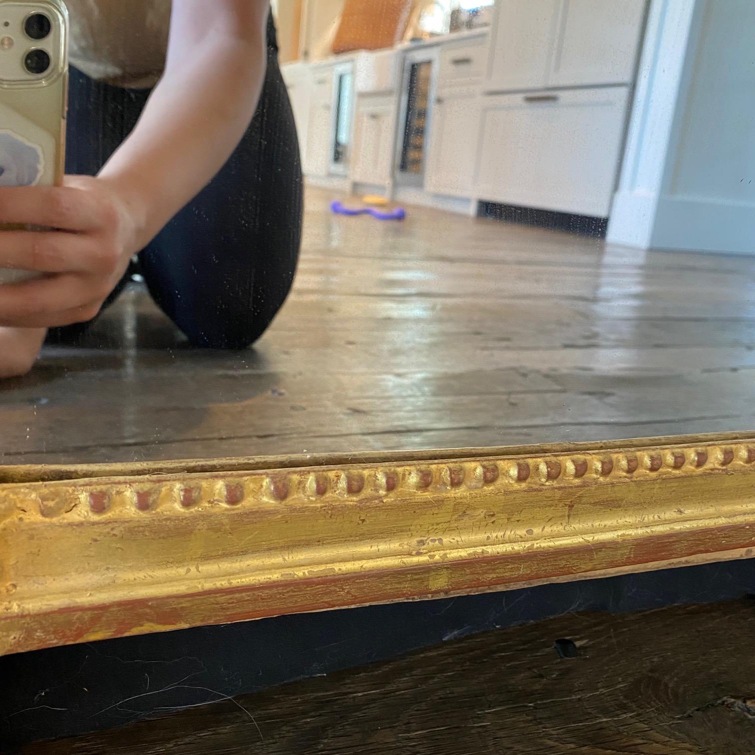 Miroir couronne d'acanthe français ancien attrayant avec dorure à l'or d'origine en vente 3