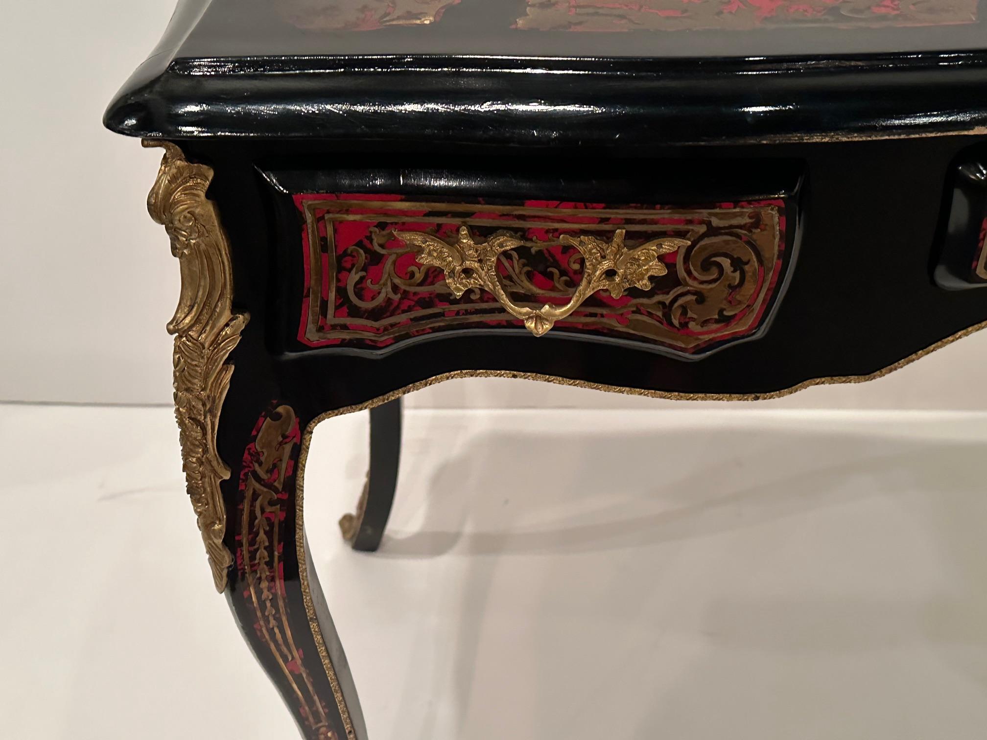 Scrivania intarsiata in ottone finto tartaruga e laccata nera di grande effetto in vendita 3