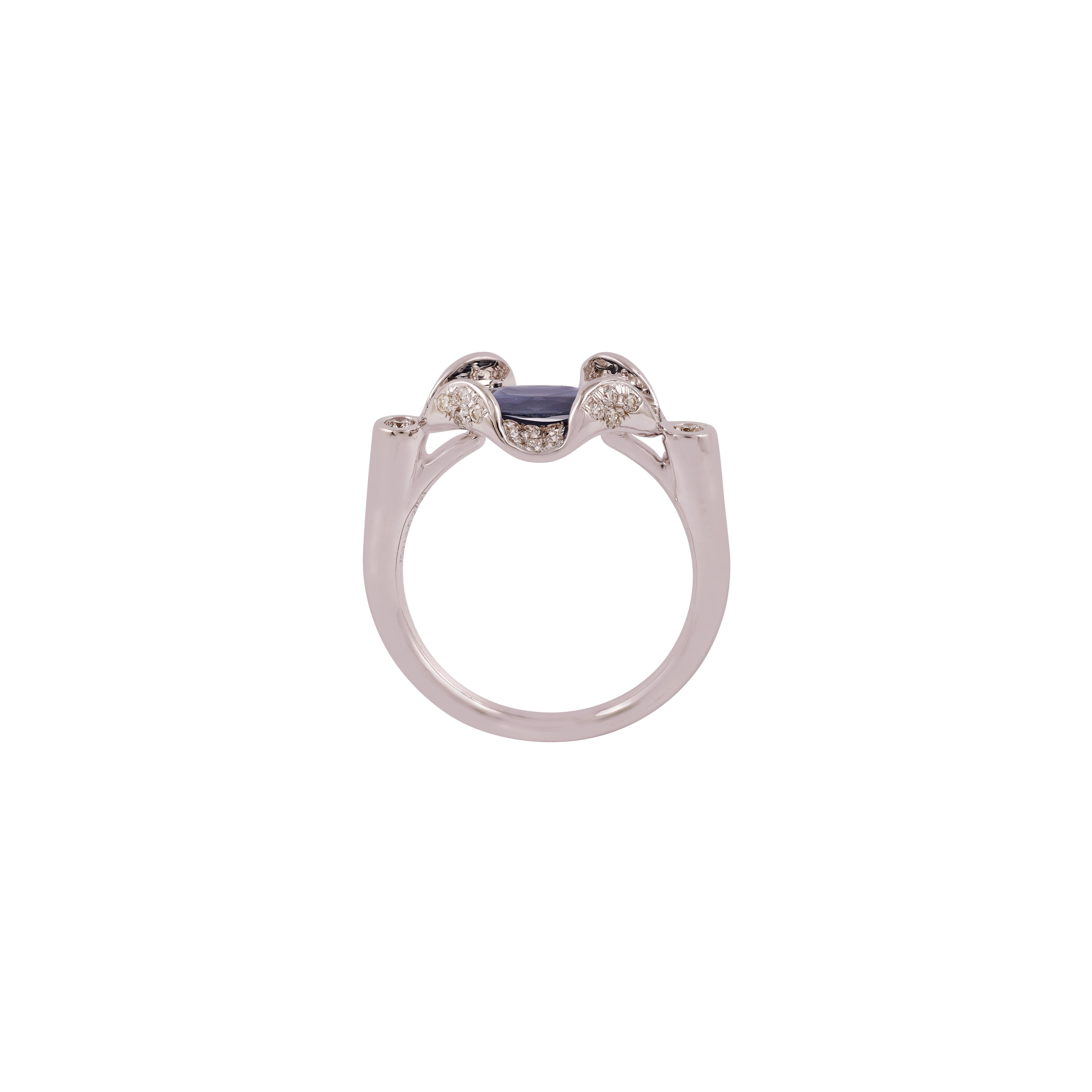 Art Deco Eye Catching Blue Sapphire Classic Ring For Sale