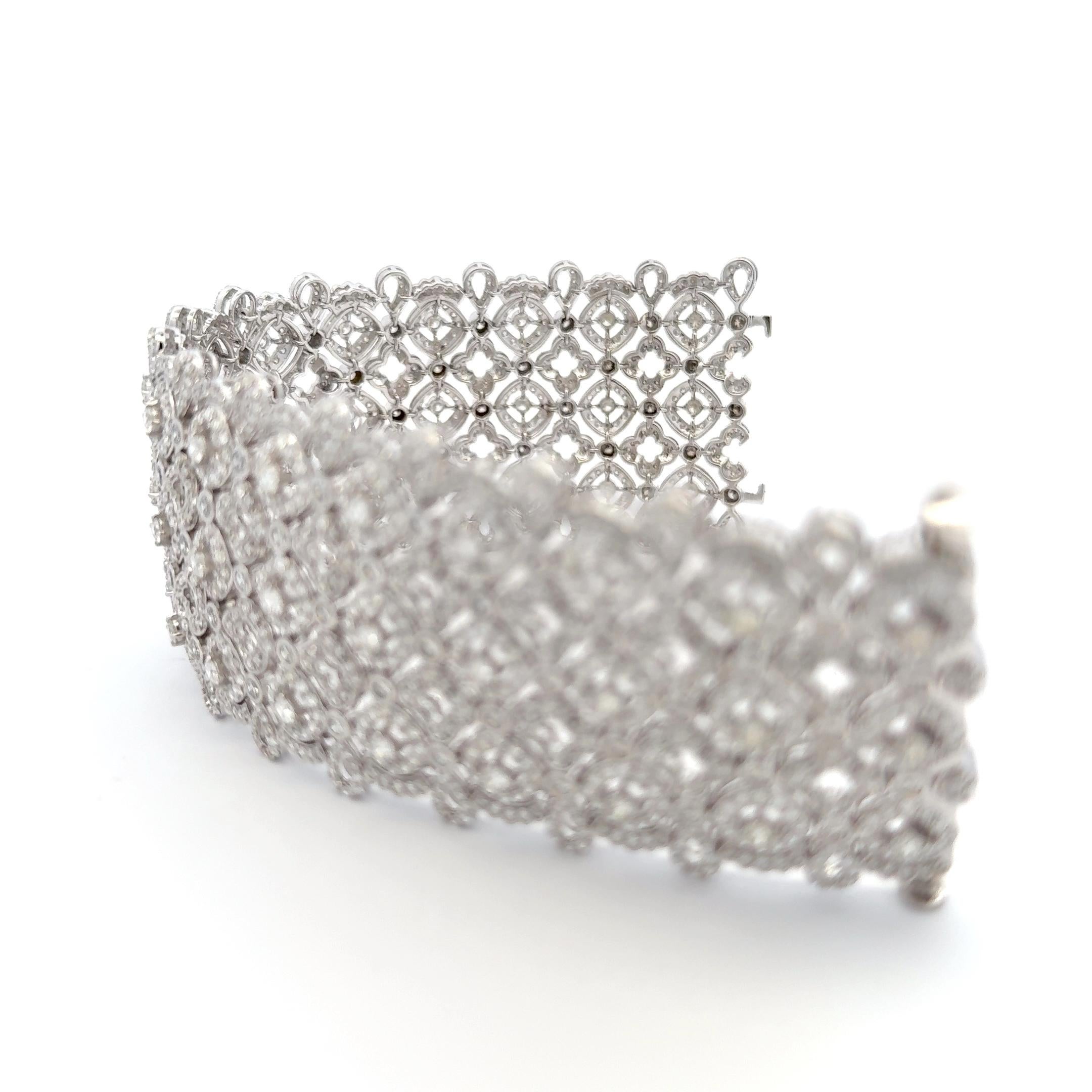 L'accattivante bracciale clamper con diamanti E/F vs da 22 carati è un vero capolavoro di eleganza e raffinatezza. Progettato per abbracciare il polso con una forma fluida e senza cuciture, il bracciale presenta un caratteristico stile clamper, che