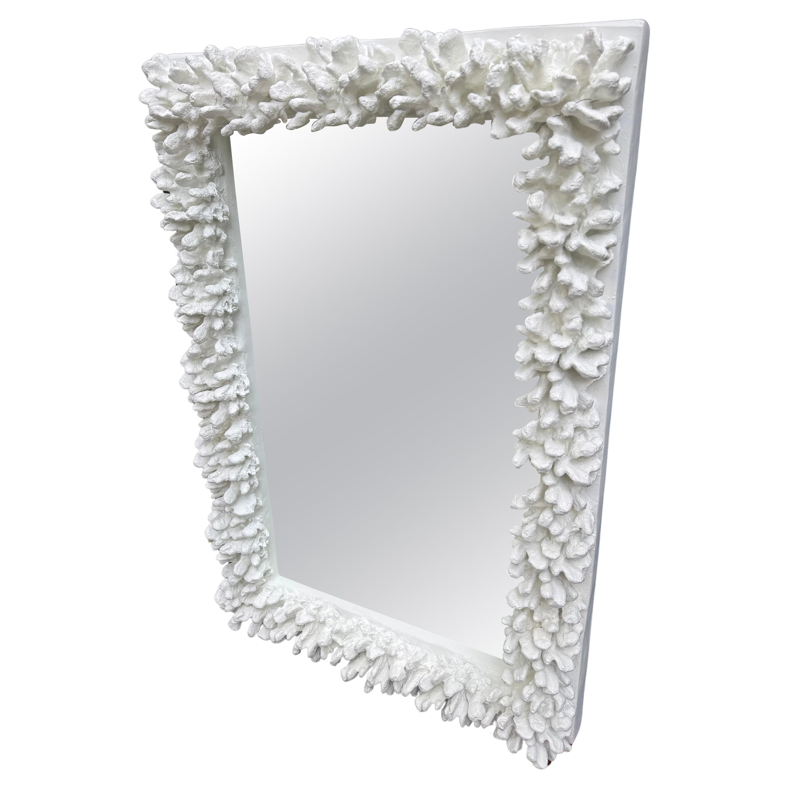 Whiting - Grand miroir en faux corail blanc en vente