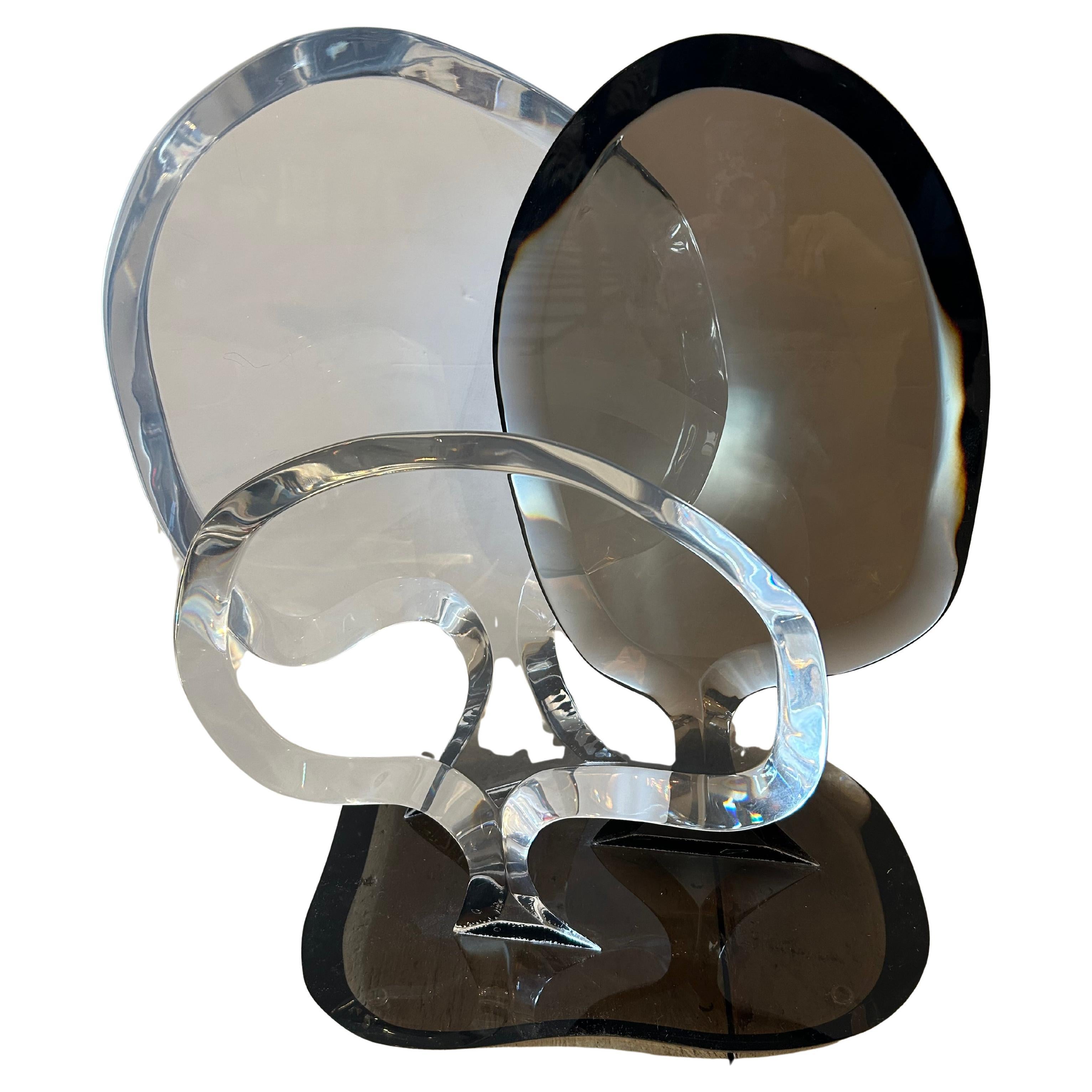 Eye Catching Lucite Abstract Sculpture Signed Van Teal en vente