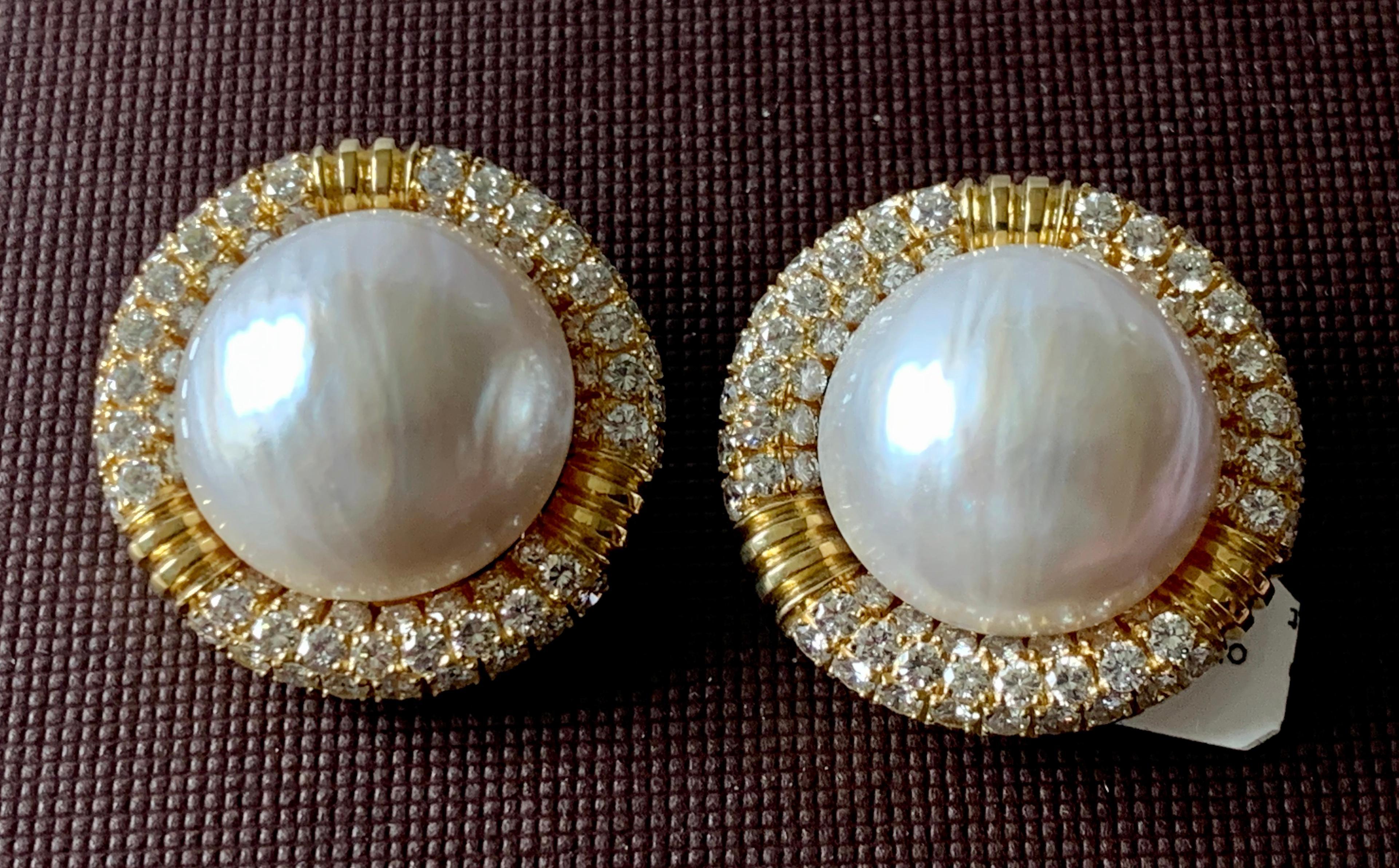 Eye-Catching Retro Chanel Style 18 Karat Gold Diamond and Mabe Pearl Ear Clips For Sale 3