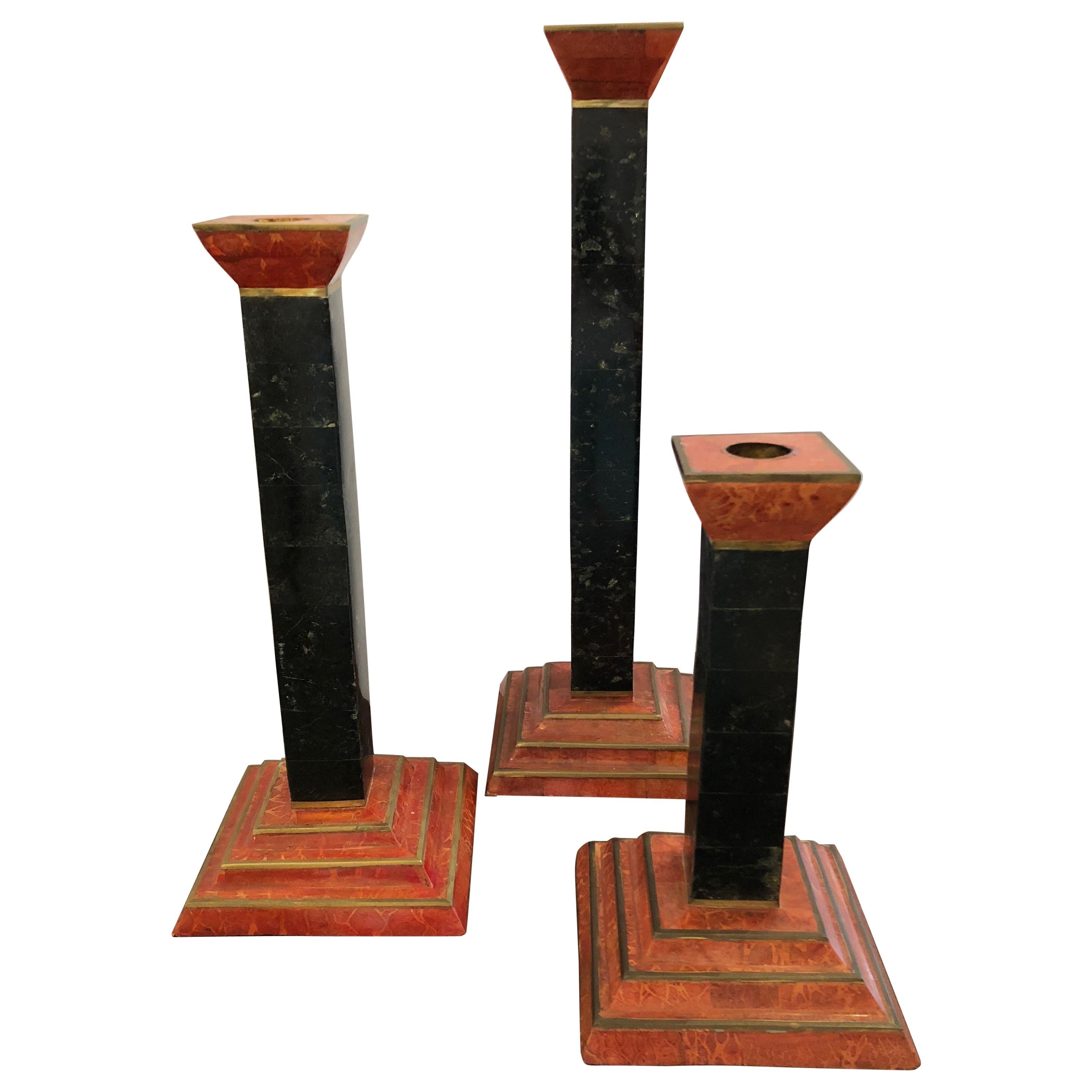 Trio de bougeoirs en marbre et laiton qui attirent l'attention, de style moderne du milieu du siècle dernier