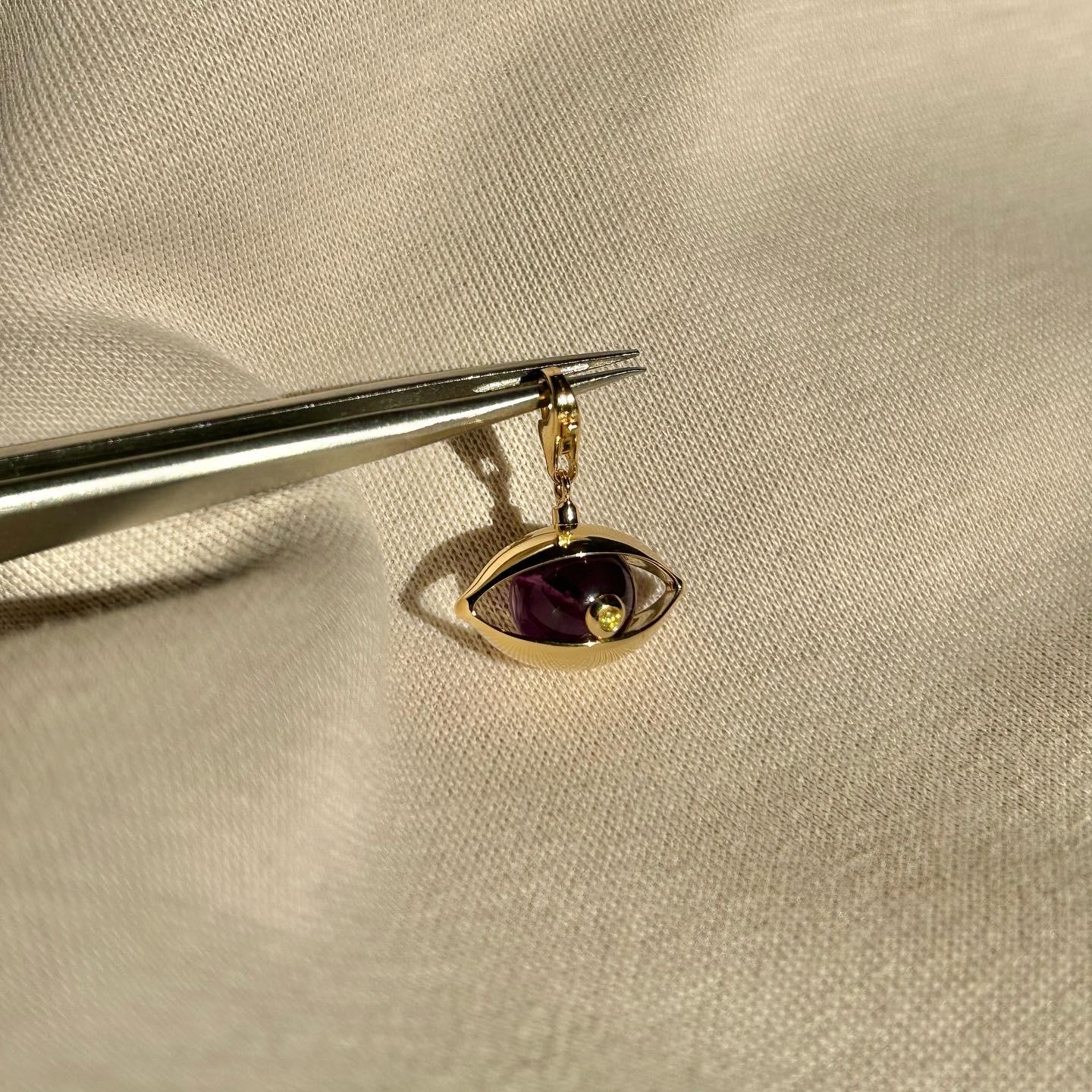 Women's or Men's Eye Charm 18 Karat Yellow Gold Amethyst Yellow Diamond For Sale