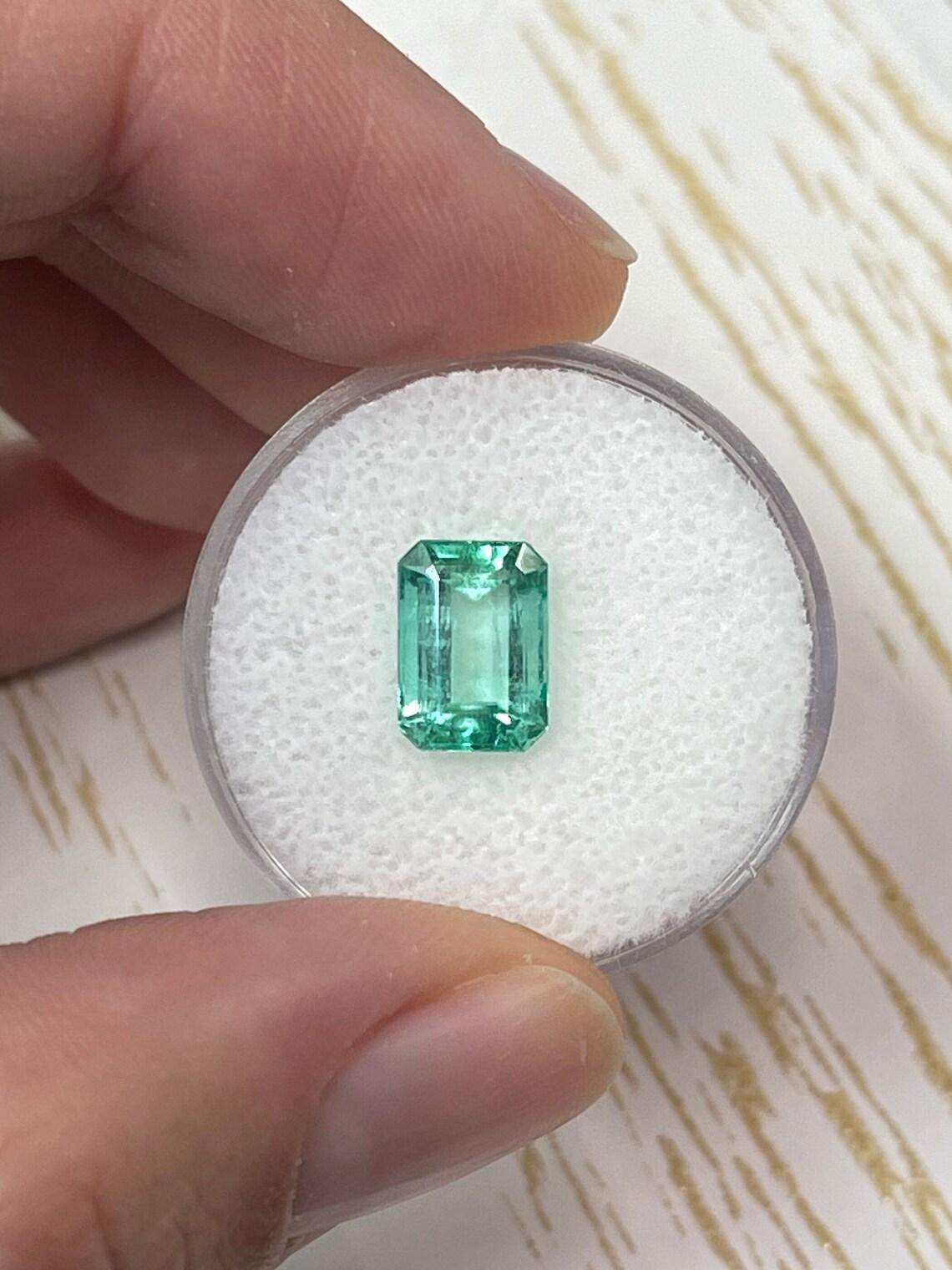 A. Stone: Smeraldo
Peso: 2,45 carati
Forma: Taglio smeraldo
Chiarezza: Trasparente
Lucentezza: Molto buono
Colore: Verde chiaro e giallastro
Misure: 9,43 mm x 6,78 mm x 5,10 mm
Origine geografica: Colombia
Trattamento: Naturale, oliatura

Commenti: