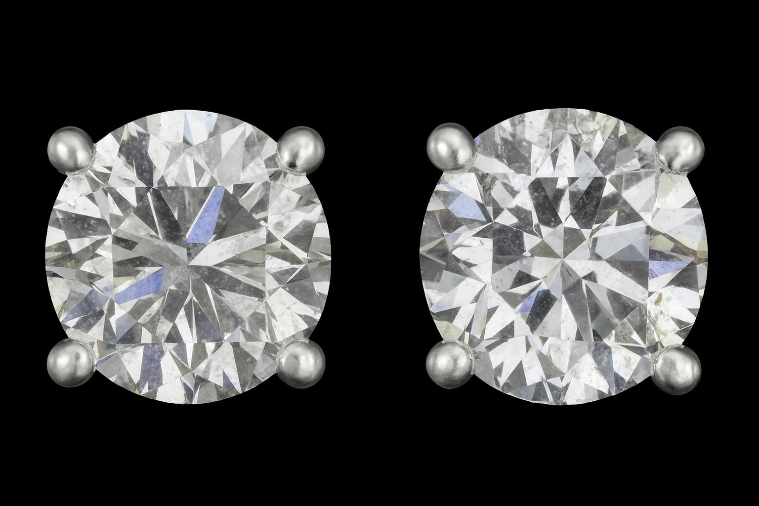 Elégantes boucles d'oreilles en diamant rond de taille brillant d'un poids total de 3,29 carats. Chaque diamant mesure environ 7,39 mm x 7,30 mm et présente un éclat brillant dans la gamme de couleurs G-H et un aspect propre à l'œil monté malgré une