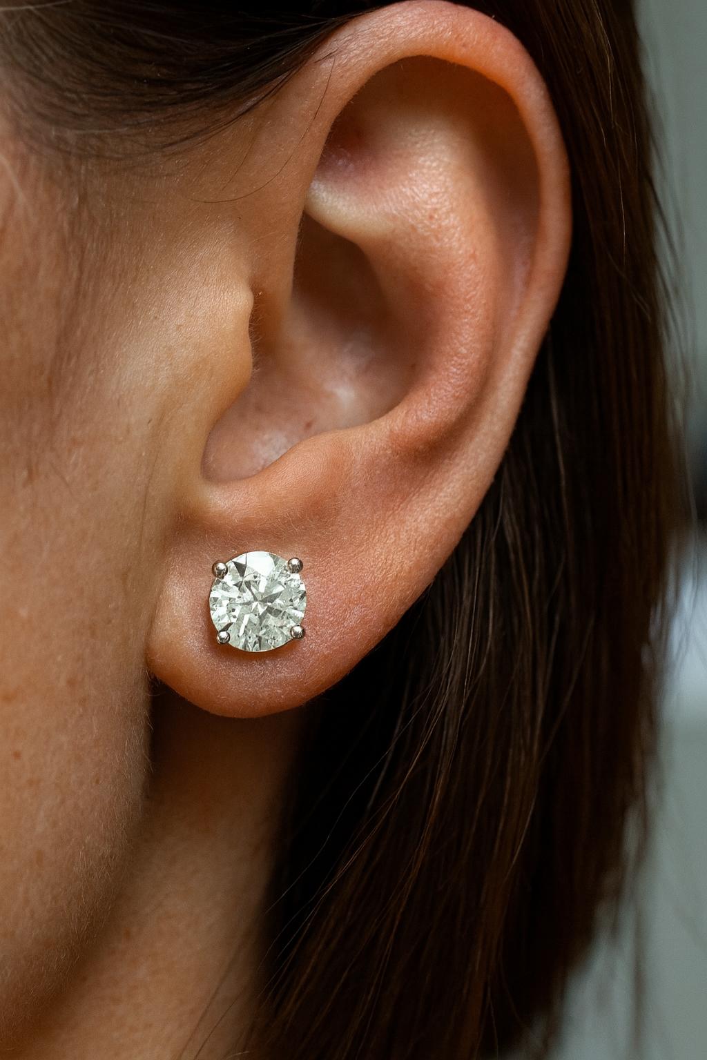 Boucles d'oreilles à diamants ronds et brillants de 3,29 carats Neuf - En vente à Chicago, IL