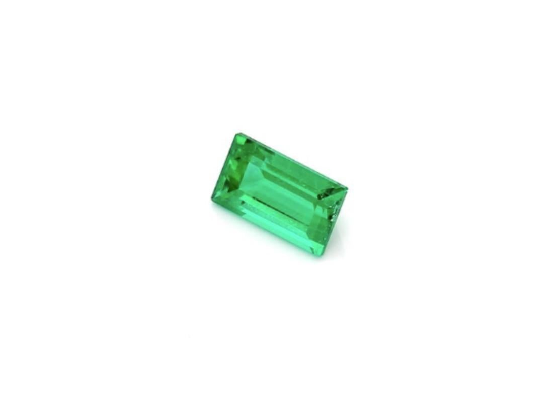 Moderne Bague en émeraude de forme baguette vert vif de 0,71 carat, certifiée œillet en vente