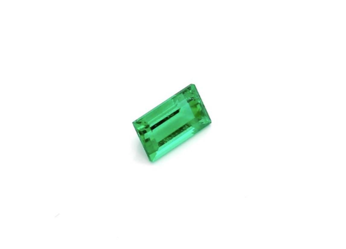 Taille baguette Bague en émeraude de forme baguette vert vif de 0,71 carat, certifiée œillet en vente