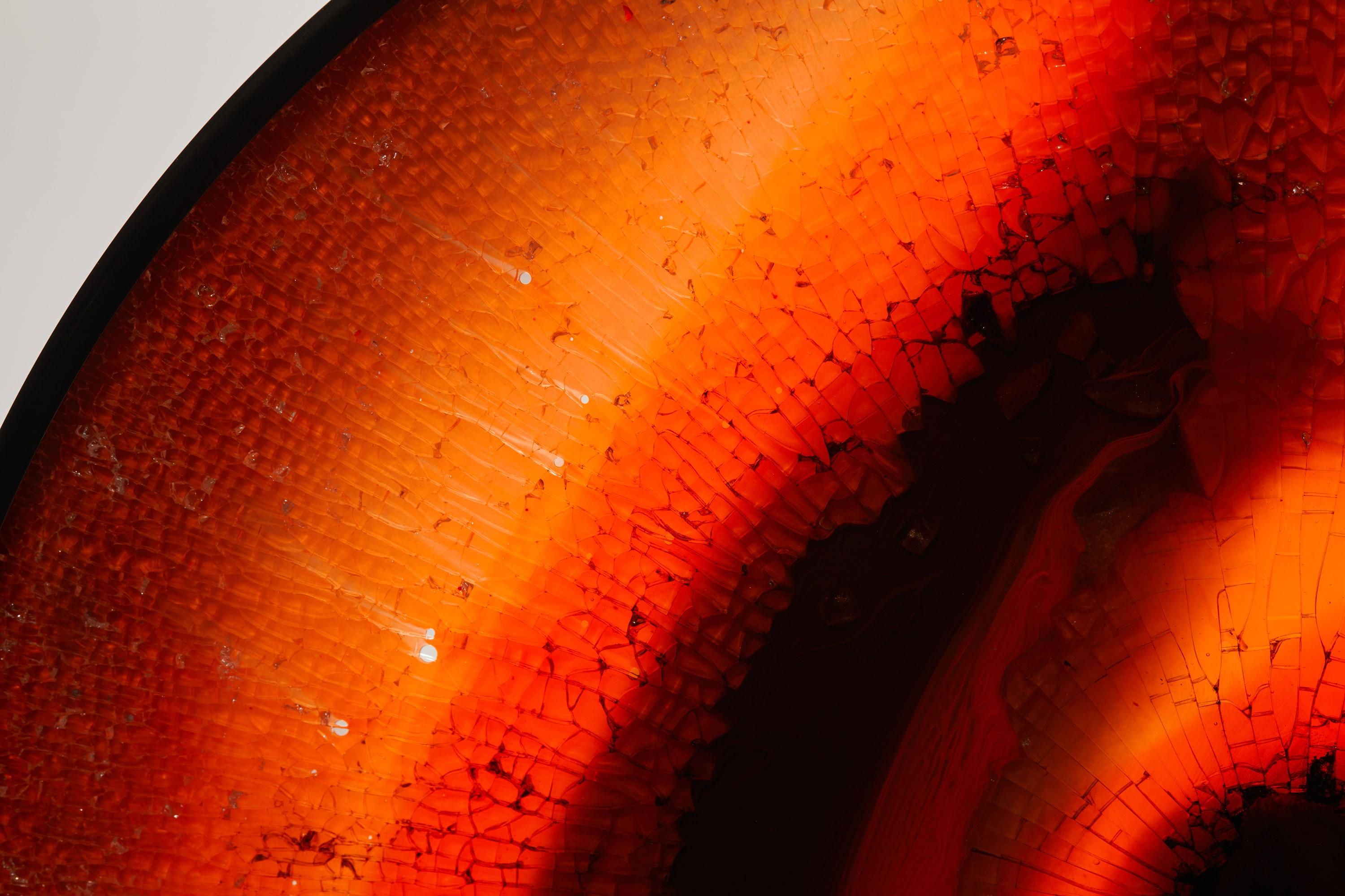 Fait main L'œil de la sobriété, une œuvre d'art en verre abstrait rouge et noir d'Yorgos Papadopoulos en vente
