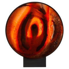 Ojo de valentía, obra de arte abstracta en vidrio rojo y negro de Yorgos Papadopoulos