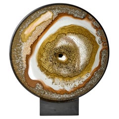 Ojo de la Ecuanimidad II, obra de vidrio dorado, blanco y gris de Yorgos Papadopoulos