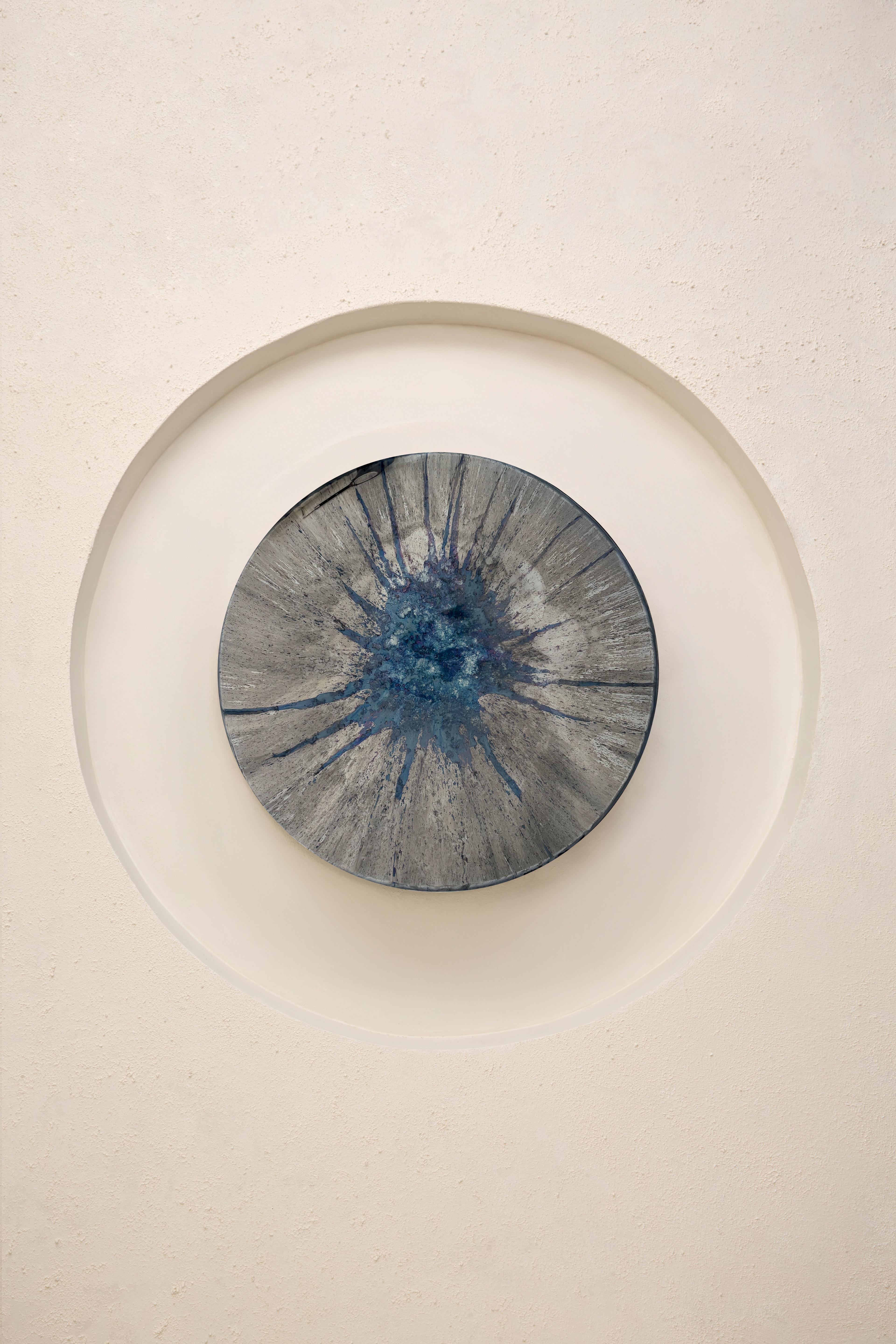 Miroir concave oxydé
Ø78 cm  Profondeur : 5 cm  Épaisseur : 4 mm 
Couleur : Multicolore  Cintre : laiton

Collectional de l'œil de l'univers

La série de miroirs incurvés de HOMA, façonnés à partir de verre et finis avec des traitements de surface