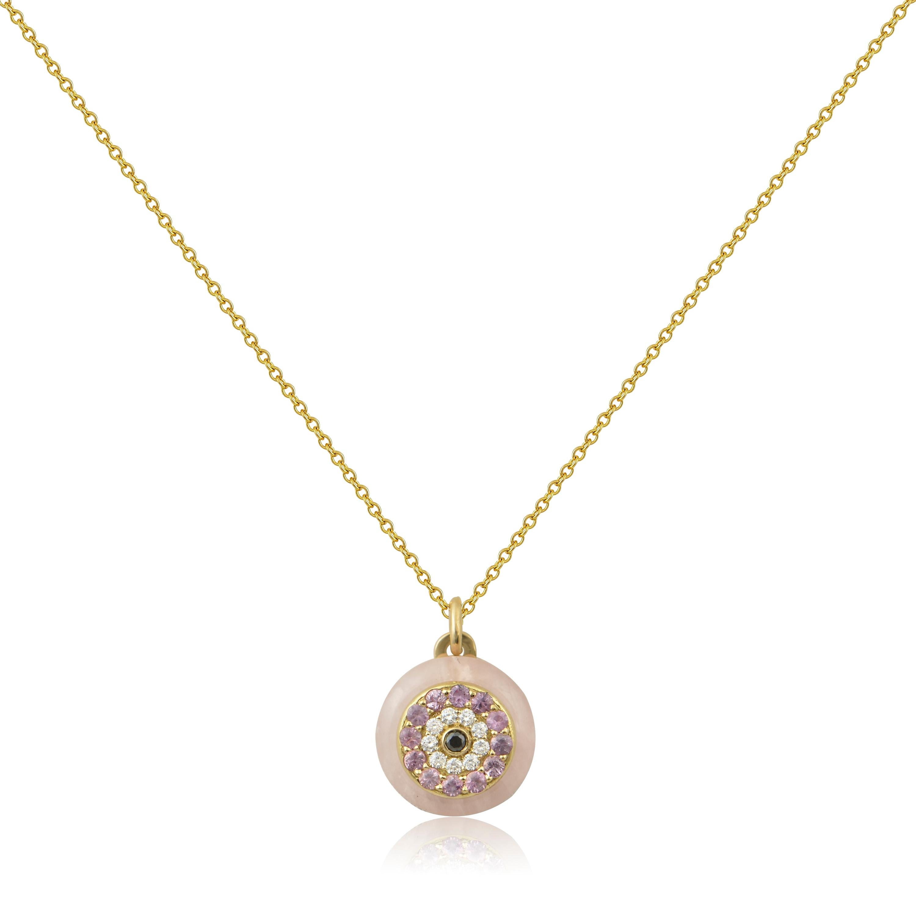 Designer : Alexia Gryllaki

Dimensions : motif 15mm, chaîne 450mm
Poids : environ 6,2 g (chaîne comprise) 
Code barre : ASR0007QLS


Pendentif en or jaune 18 carats avec chaîne de 450 mm, serti de saphirs roses clairs ronds à facettes d'environ 0,55